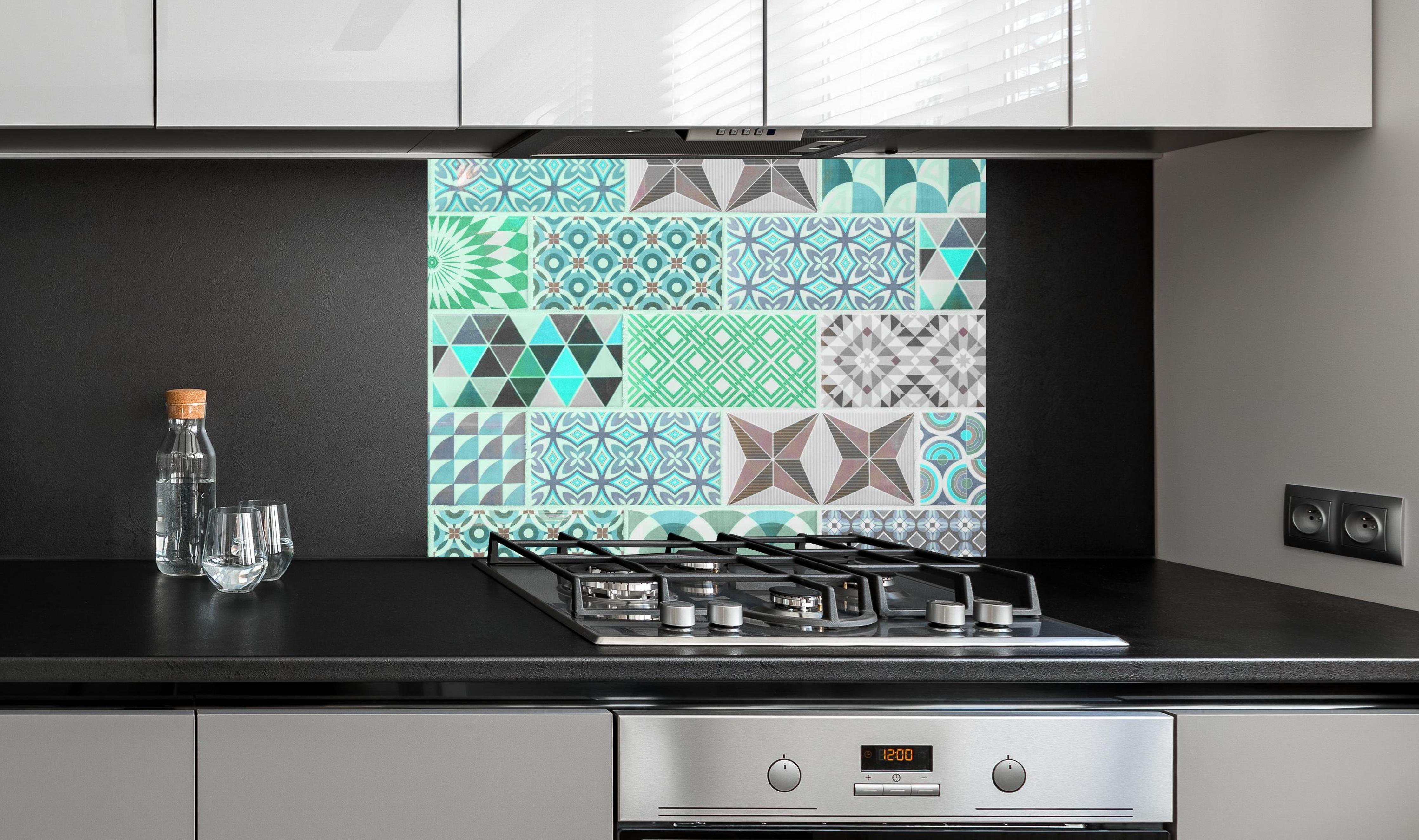 Spritzschutz - Vintage geometrisch Mosaik an edler Anthrazit-Wand hinter silbernem Gasherd
