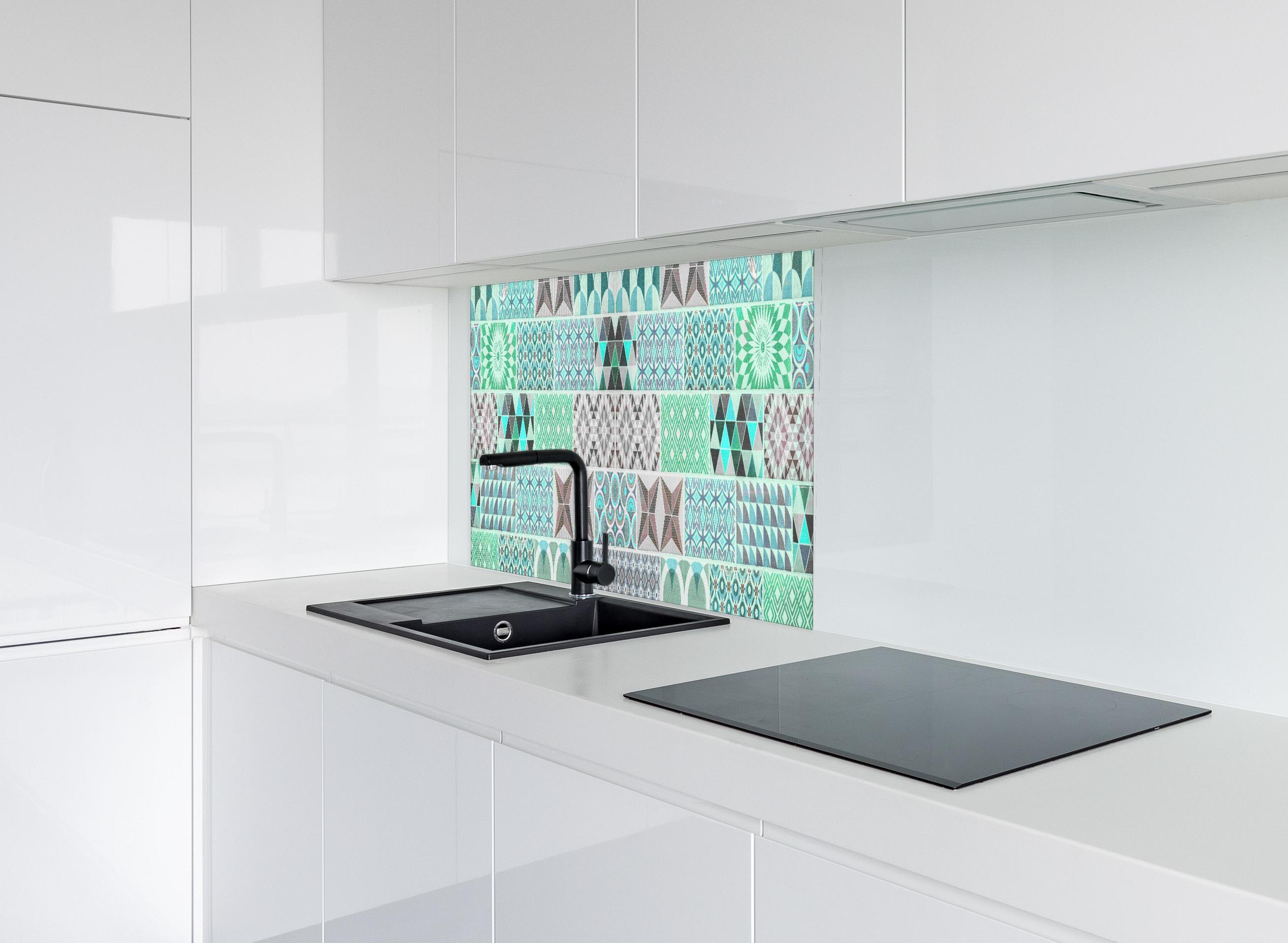 Spritzschutz - Vintage geometrisch Mosaik hinter modernem schwarz-matten Spülbecken in weißer Hochglanz-Küche