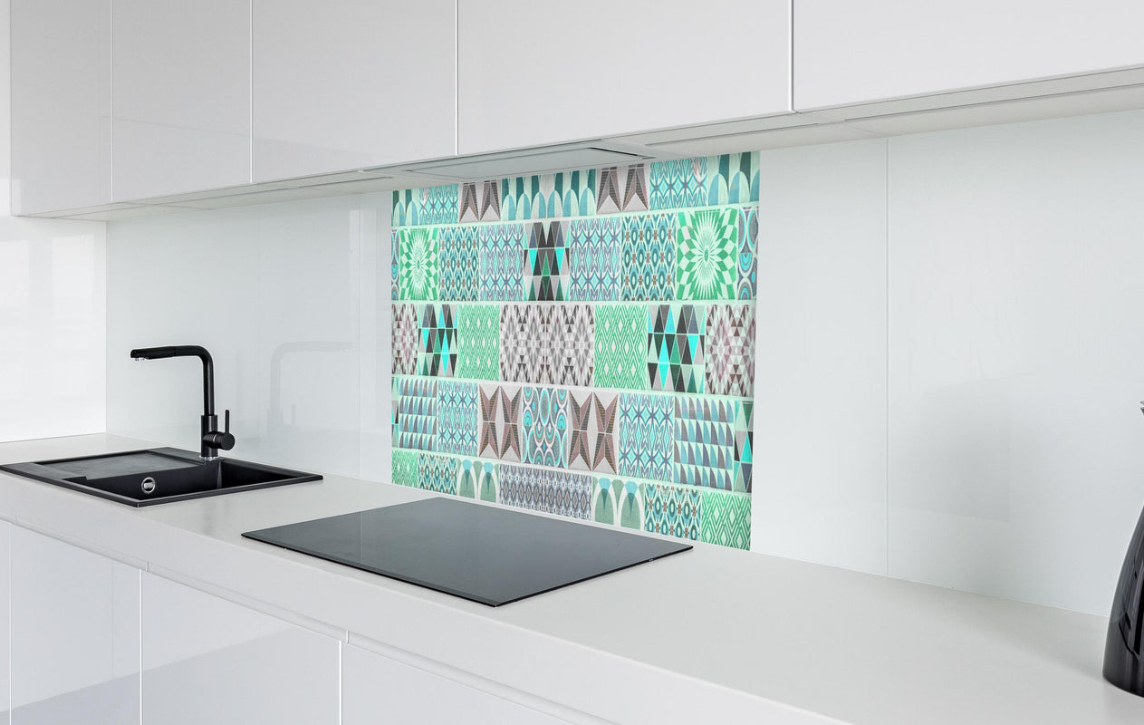Spritzschutz - Vintage geometrisch Mosaik  in weißer Hochglanz-Küche hinter einem Cerankochfeld
