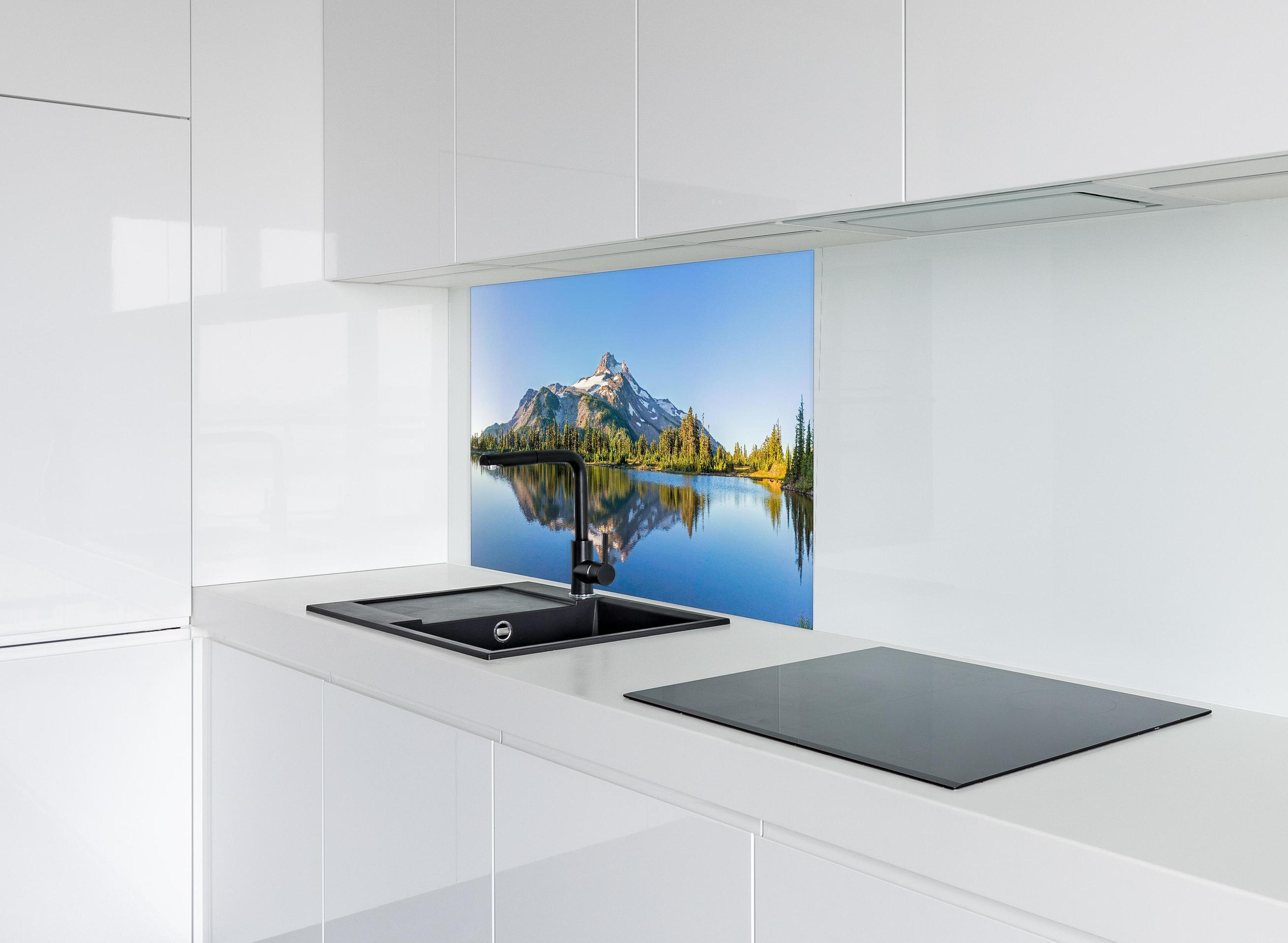 Spritzschutz - Vulkanischer Berg Jefferson Park USA hinter modernem schwarz-matten Spülbecken in weißer Hochglanz-Küche