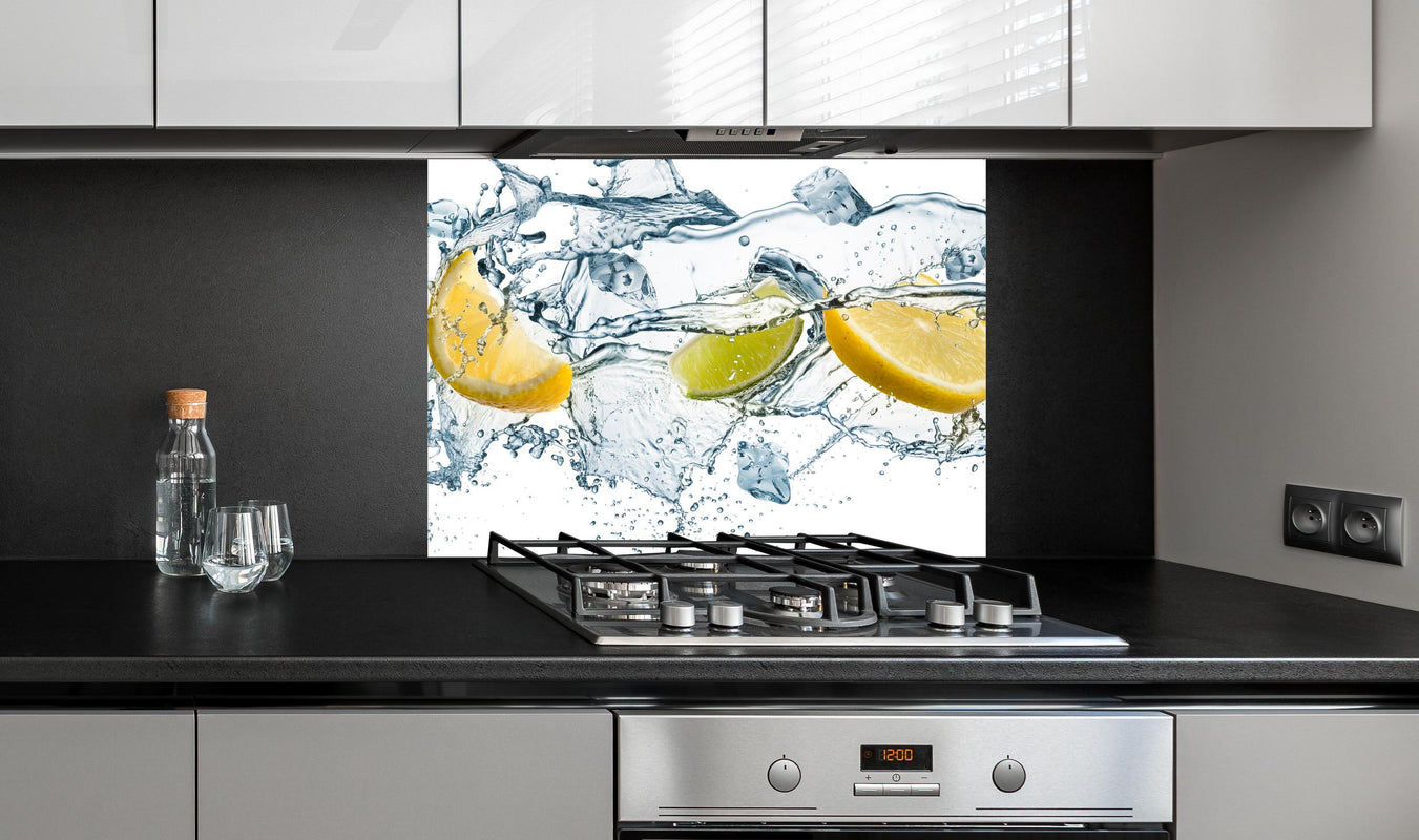 Spritzschutz - Wasser mit Zitrusfrüchten Artwork an edler Anthrazit-Wand hinter silbernem Gasherd