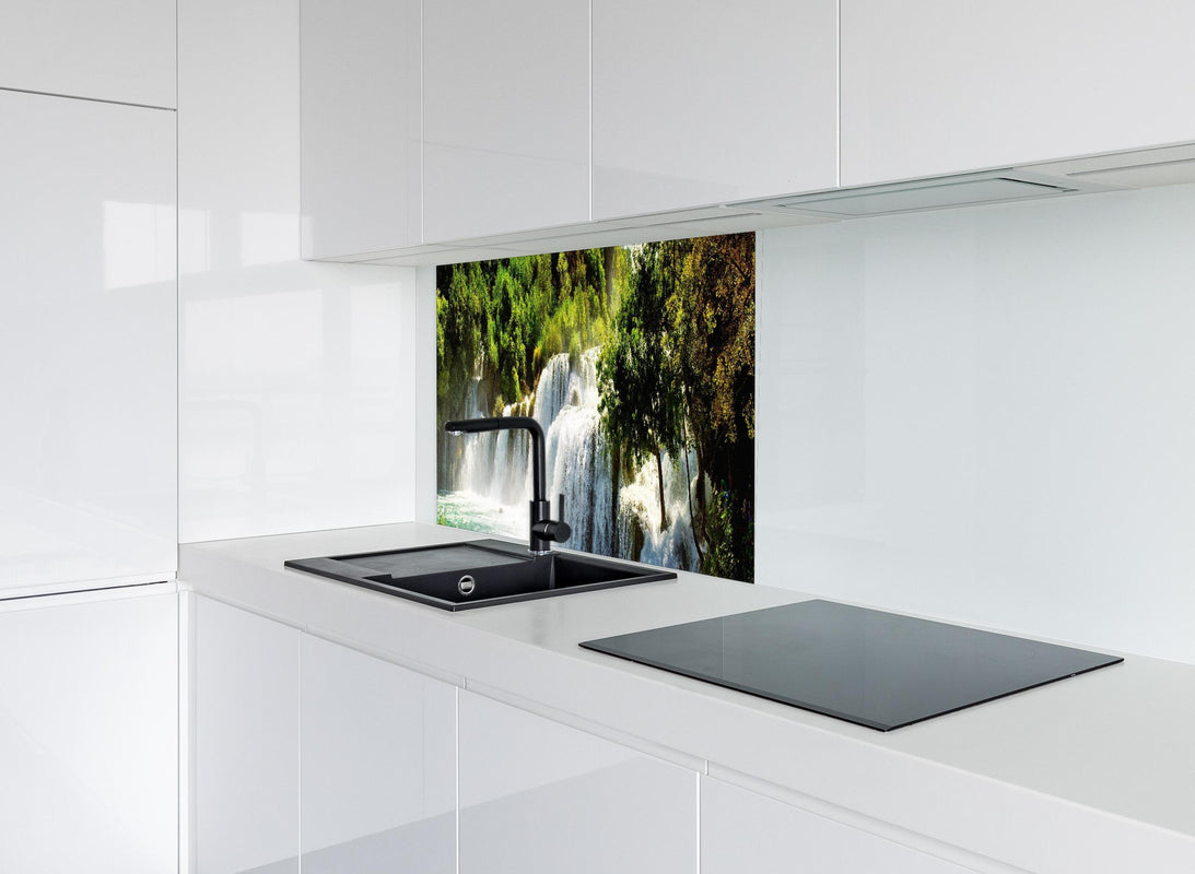 Spritzschutz - Wasserfälle in Krka hinter modernem schwarz-matten Spülbecken in weißer Hochglanz-Küche