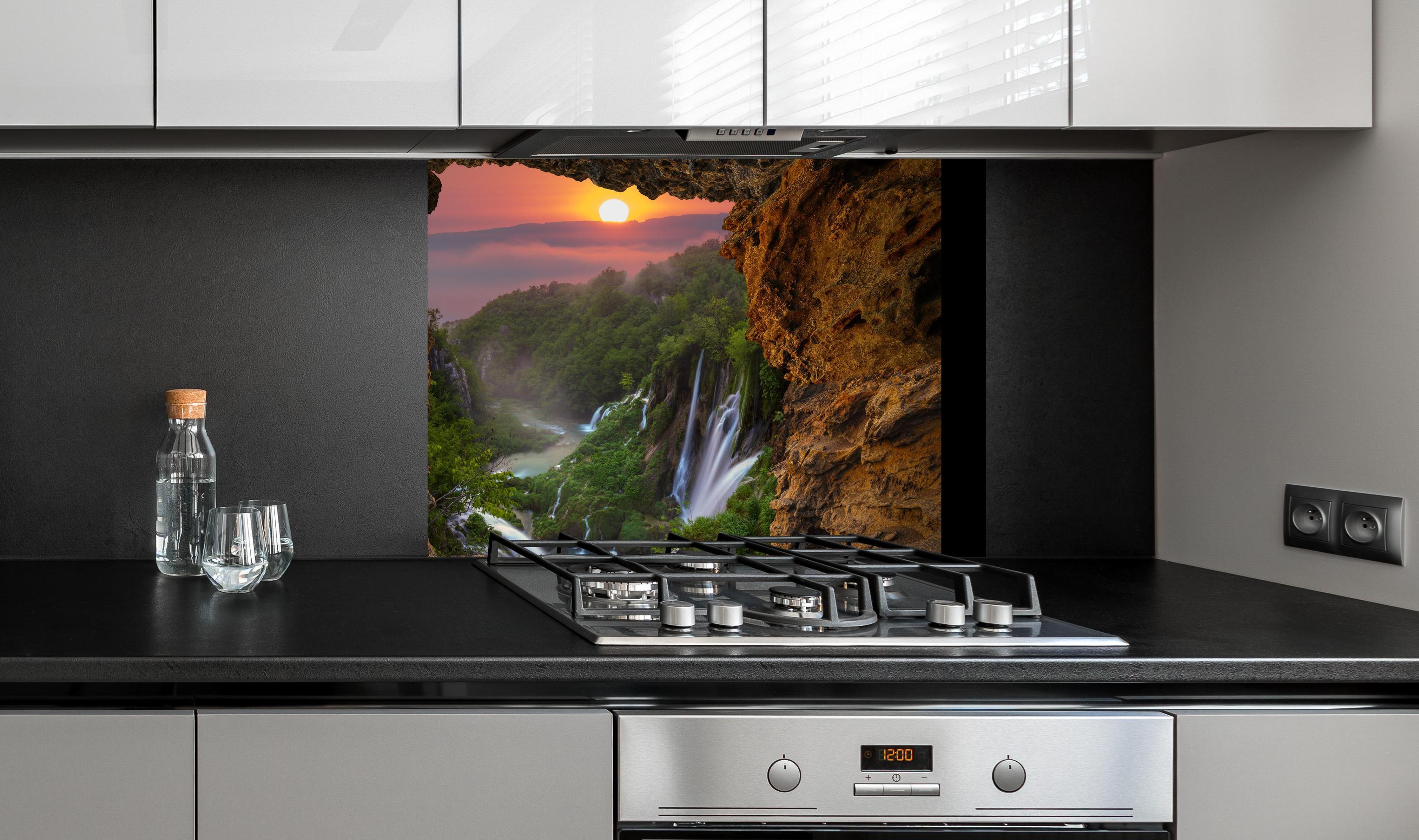 Spritzschutz - Wasserfall im Nationalpark Plitvicer Seen bei Sonnenuntergang an edler Anthrazit-Wand hinter silbernem Gasherd