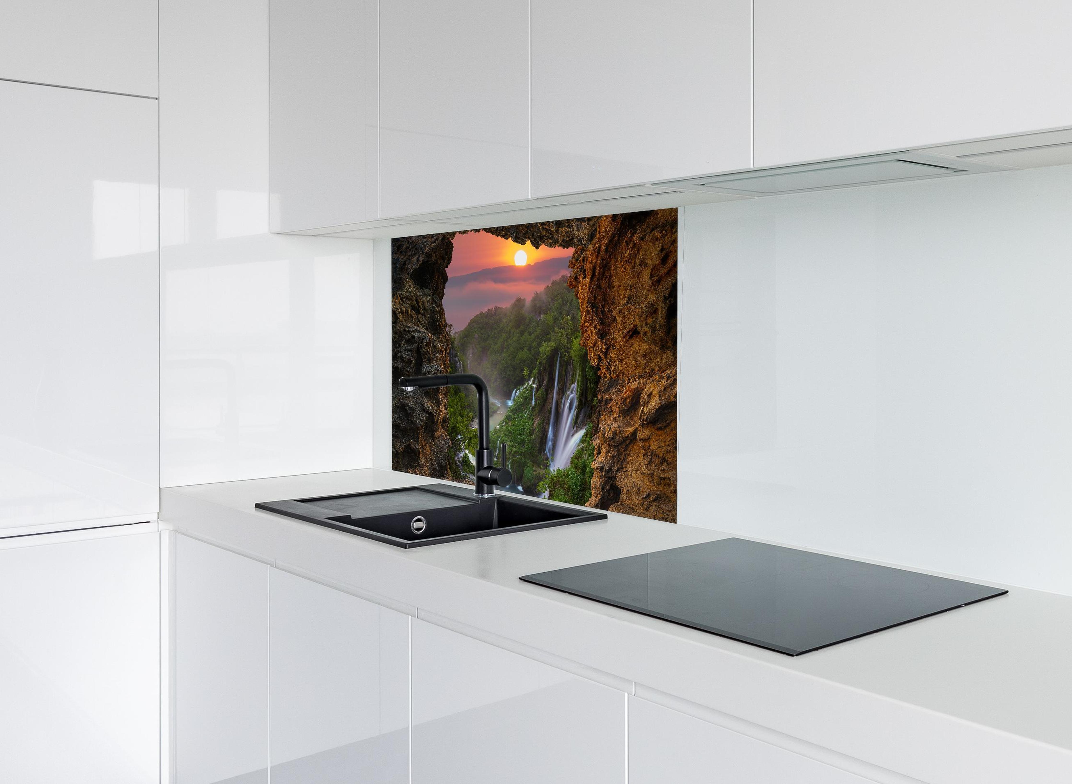 Spritzschutz - Wasserfall im Nationalpark Plitvicer Seen bei Sonnenuntergang hinter modernem schwarz-matten Spülbecken in weißer Hochglanz-Küche