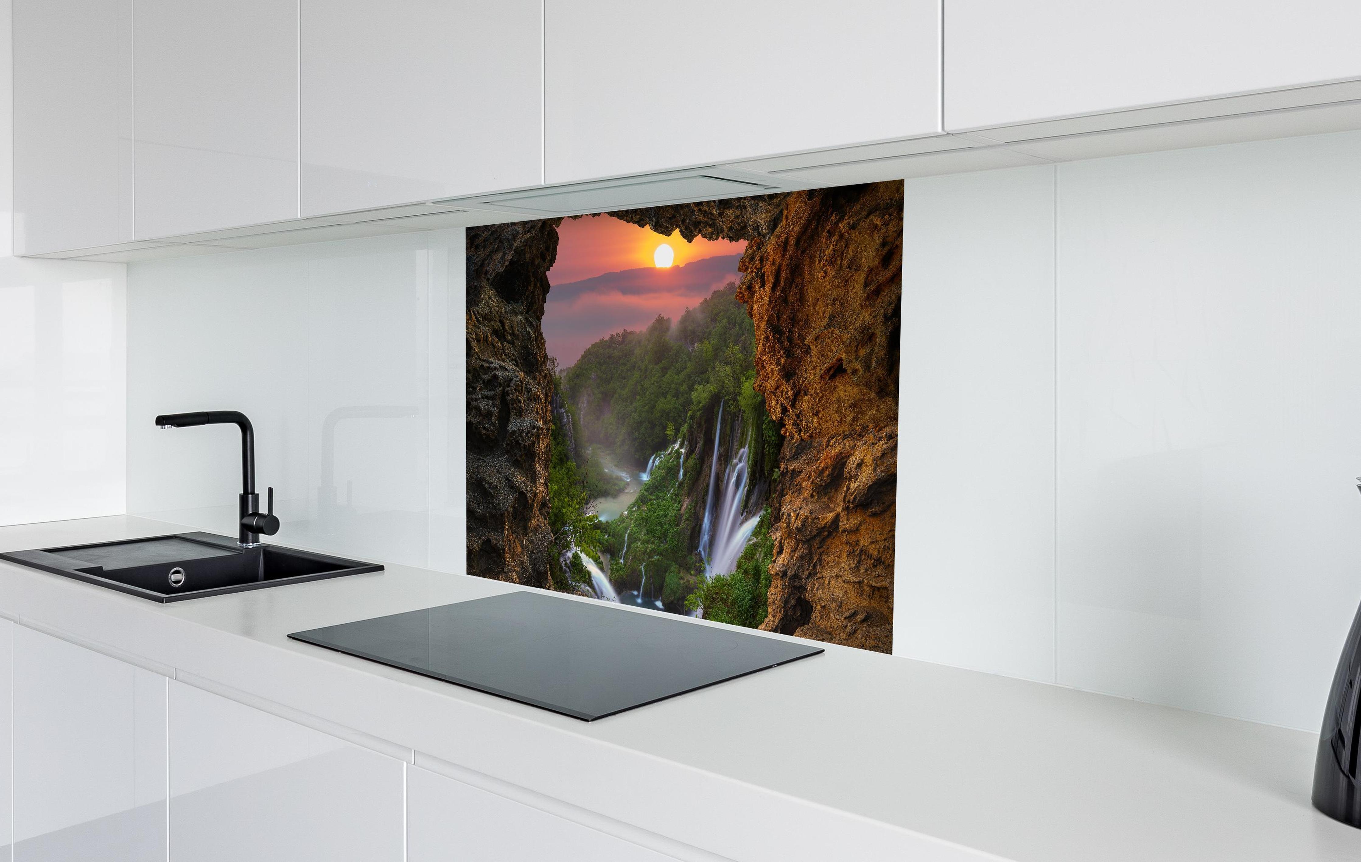 Spritzschutz - Wasserfall im Nationalpark Plitvicer Seen bei Sonnenuntergang  in weißer Hochglanz-Küche hinter einem Cerankochfeld