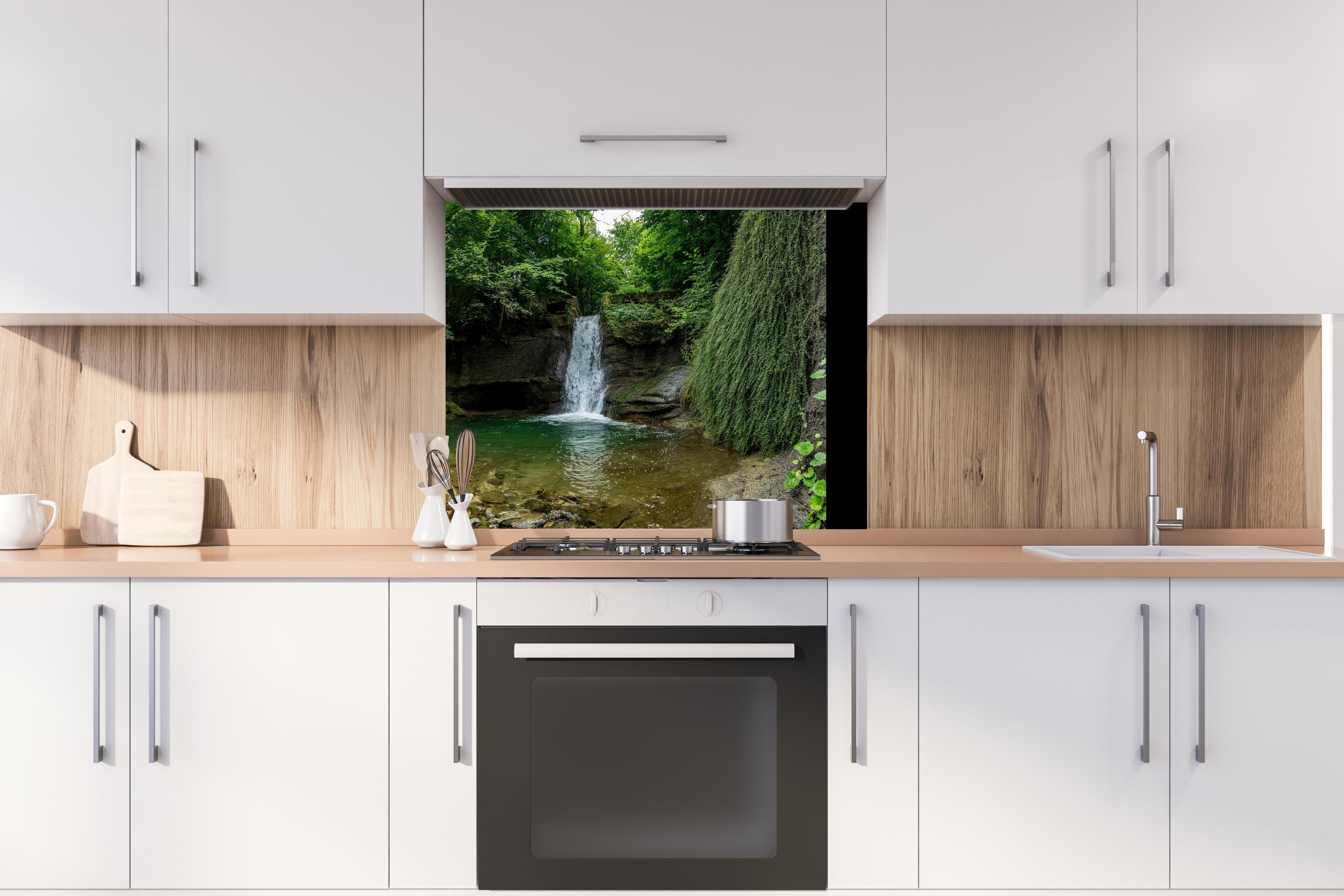 Spritzschutz - Wasserfall im Wald - Utopie hinter stilvollem Gasherd unter Dunstabzugshaube