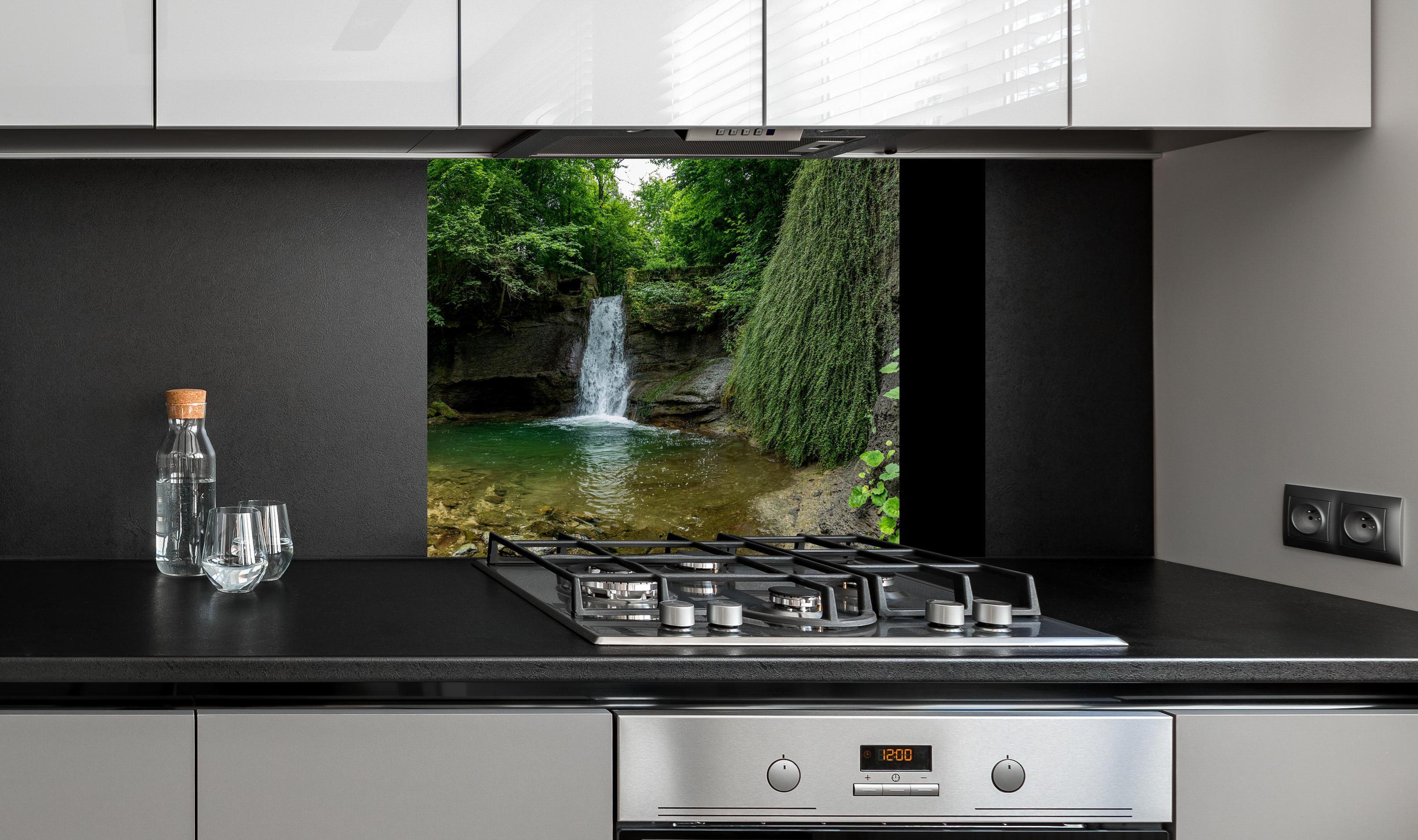 Spritzschutz - Wasserfall im Wald - Utopie an edler Anthrazit-Wand hinter silbernem Gasherd