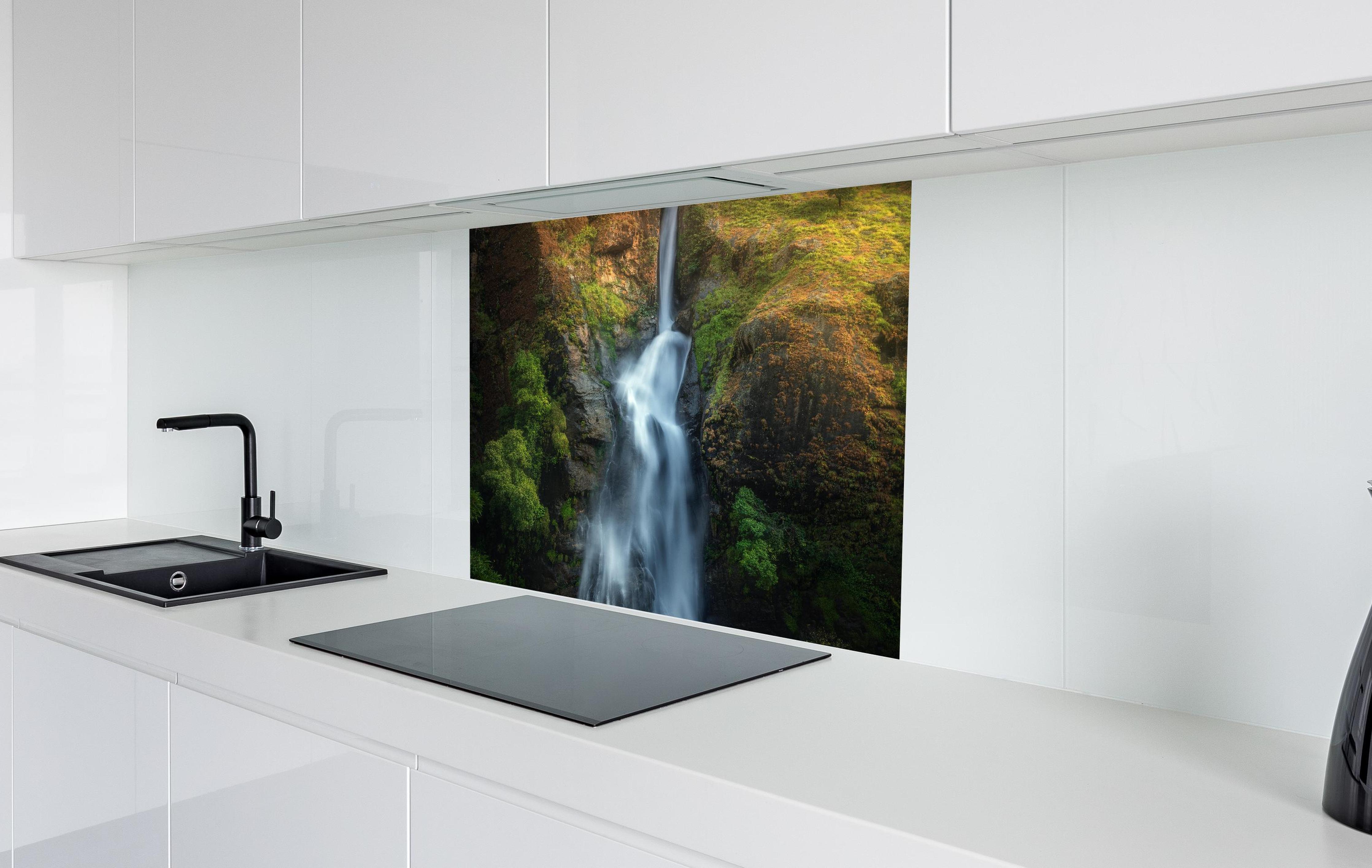 Spritzschutz - Wasserfall im Wald von Nepal  in weißer Hochglanz-Küche hinter einem Cerankochfeld