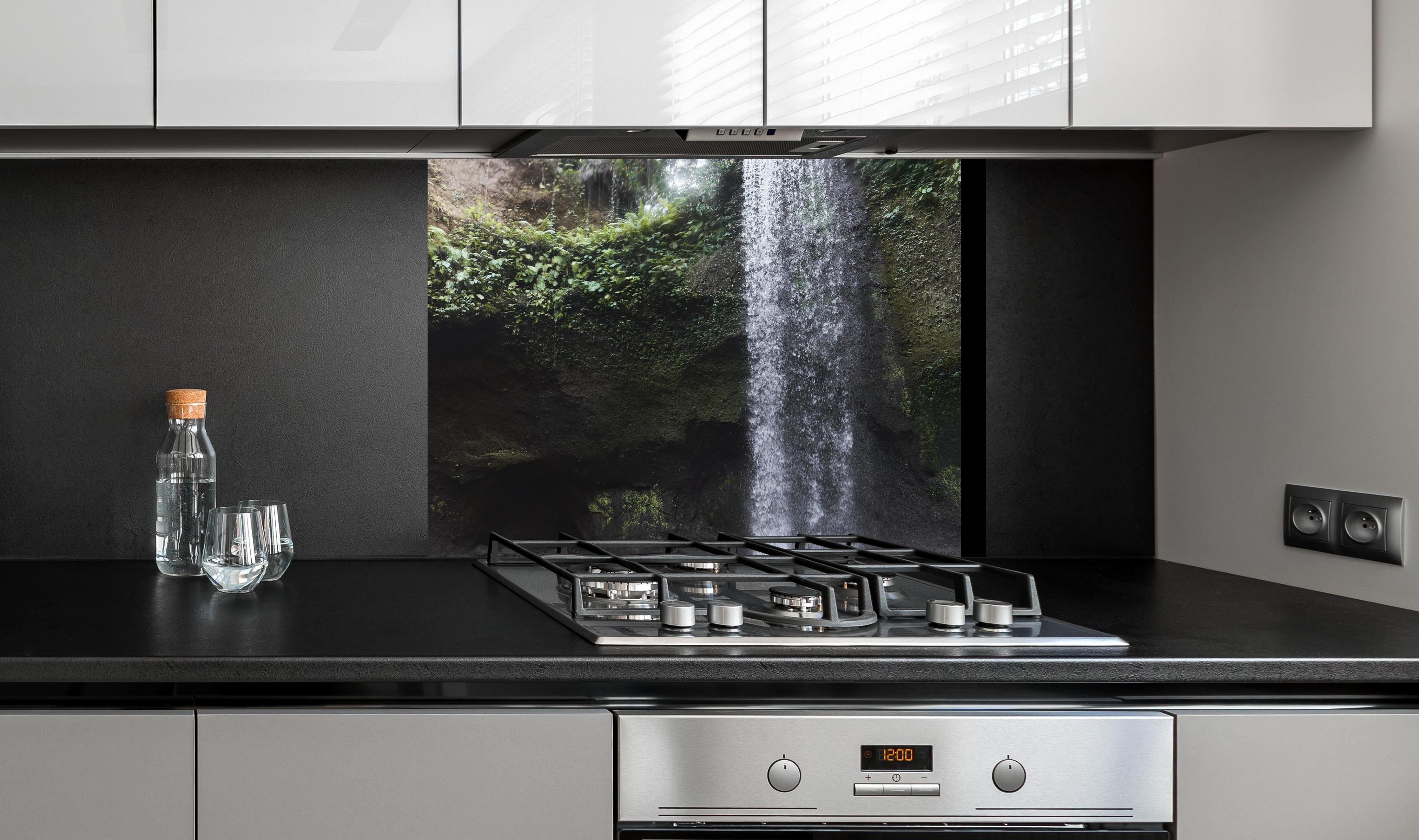 Spritzschutz - Wasserfall in Bali im Herbst an edler Anthrazit-Wand hinter silbernem Gasherd
