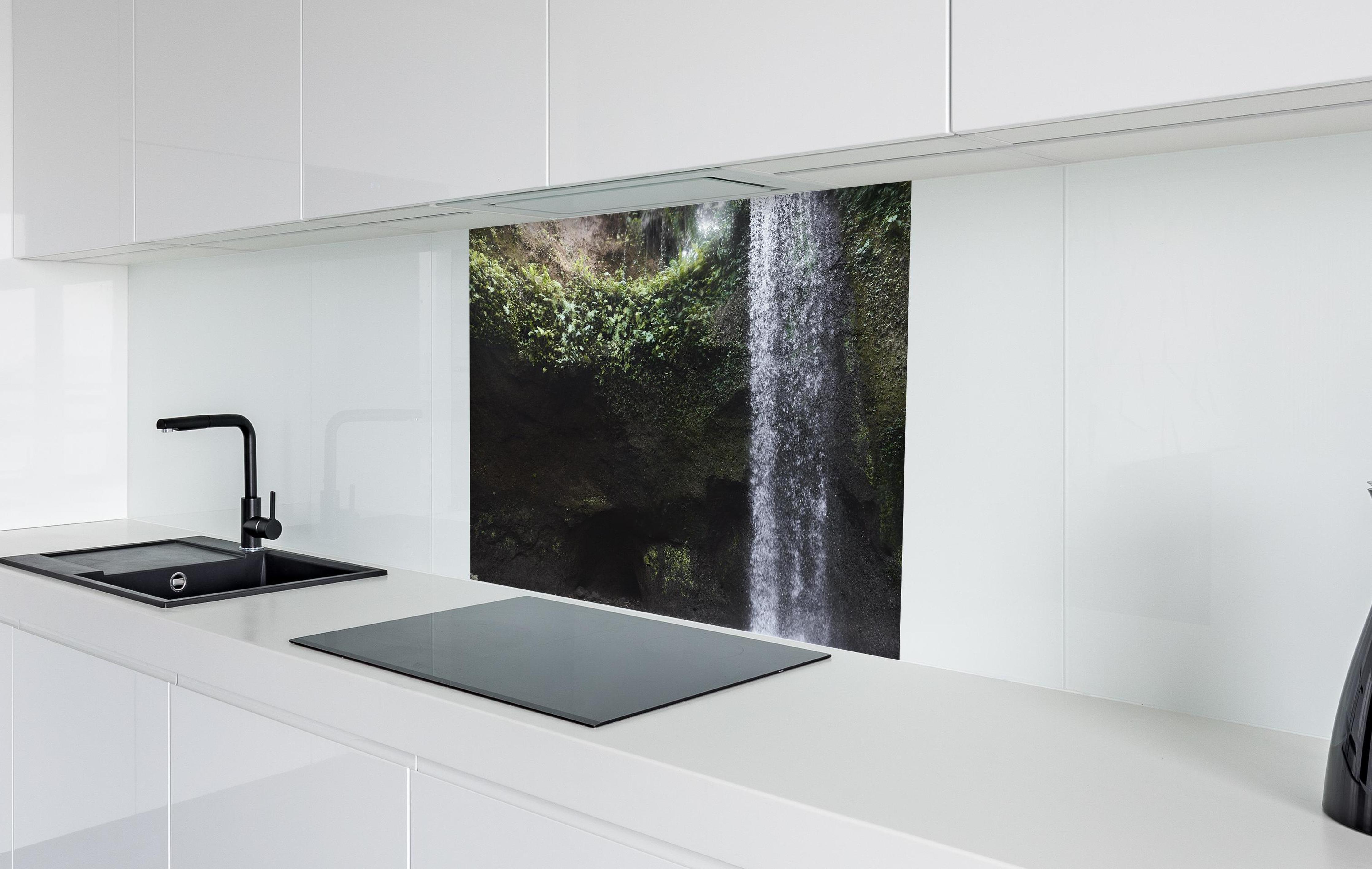Spritzschutz - Wasserfall in Bali im Herbst  in weißer Hochglanz-Küche hinter einem Cerankochfeld