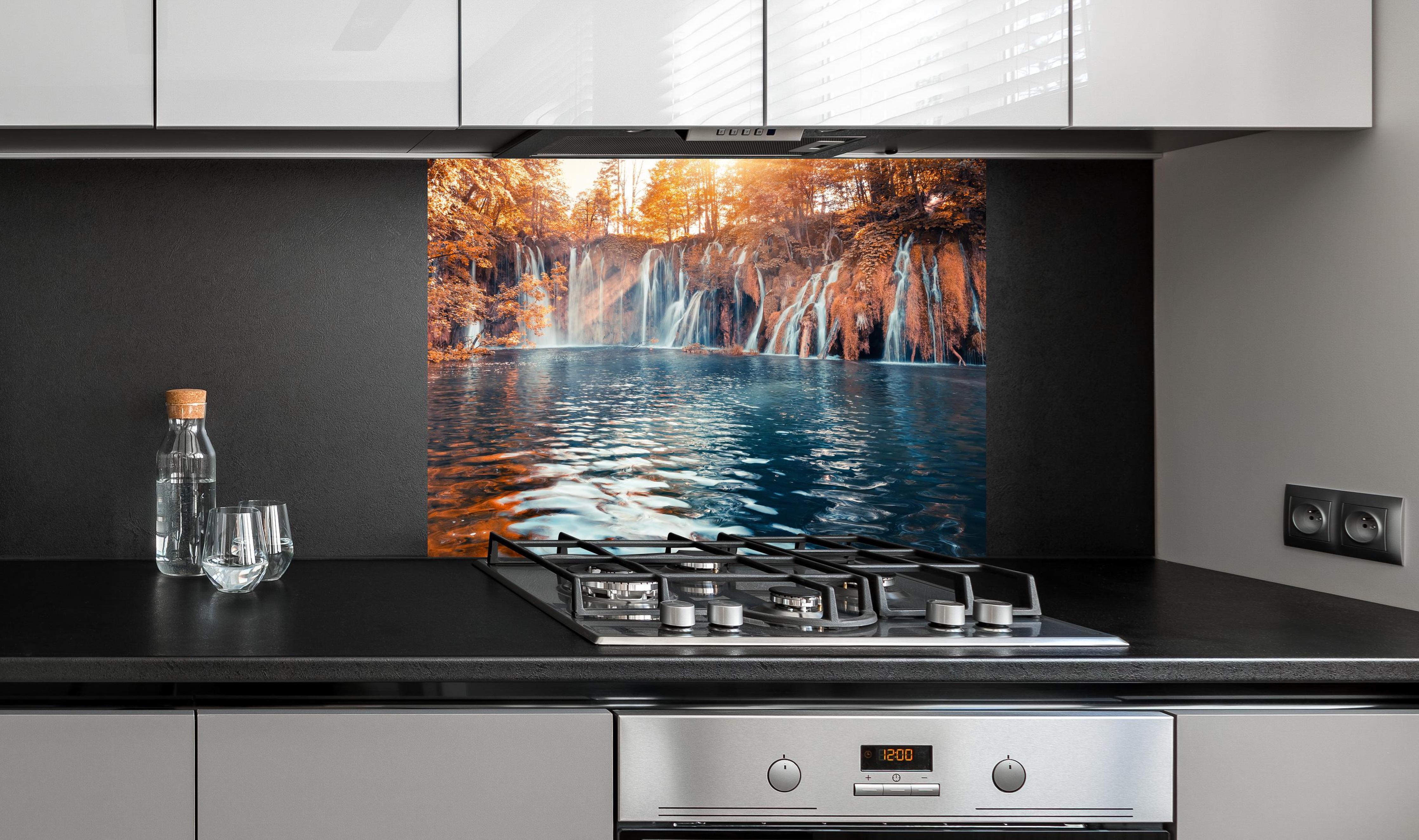 Spritzschutz - Wasserfall in Plitvice Nation bei Sonnenaufgang an edler Anthrazit-Wand hinter silbernem Gasherd