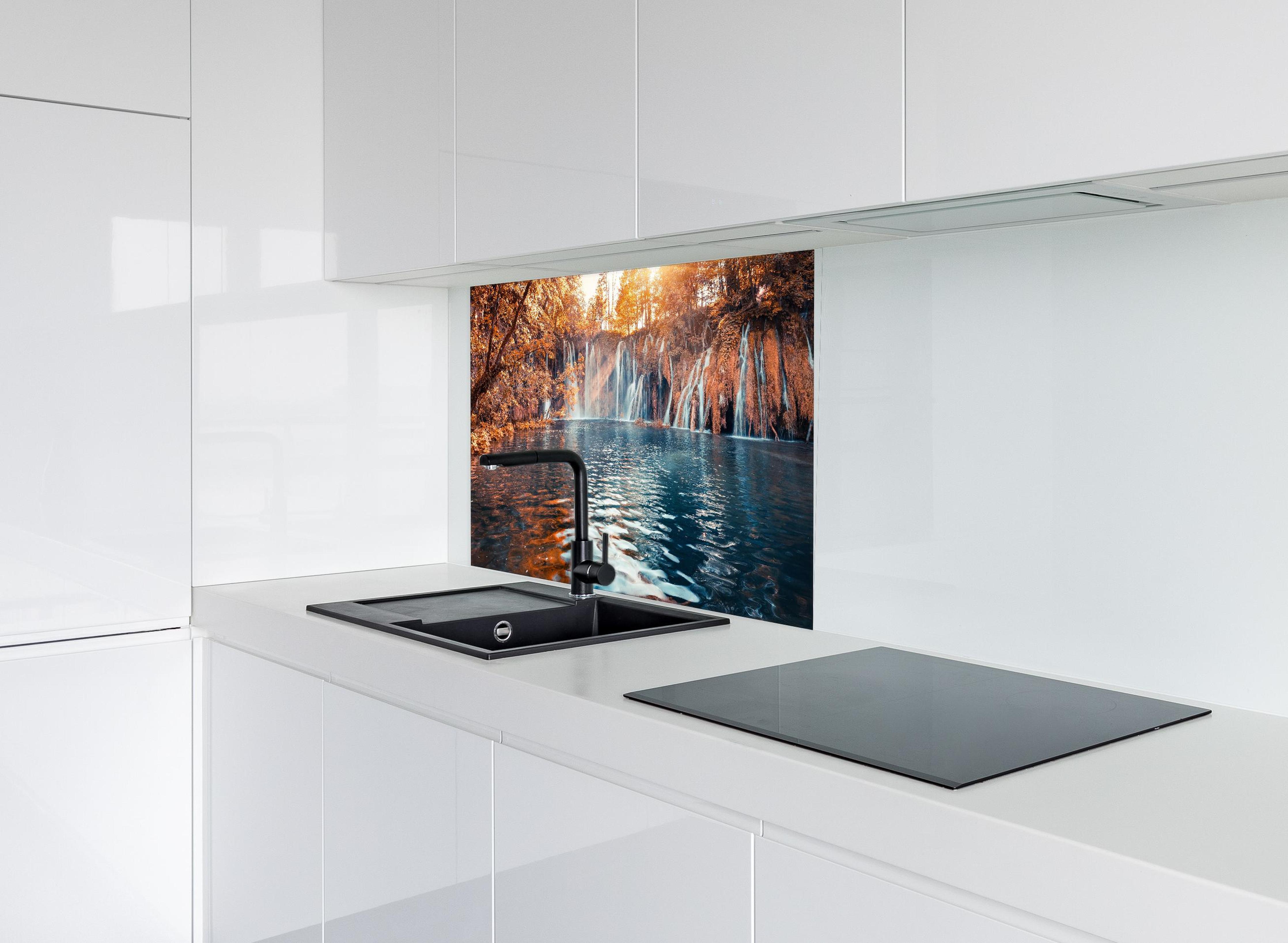 Spritzschutz - Wasserfall in Plitvice Nation bei Sonnenaufgang hinter modernem schwarz-matten Spülbecken in weißer Hochglanz-Küche