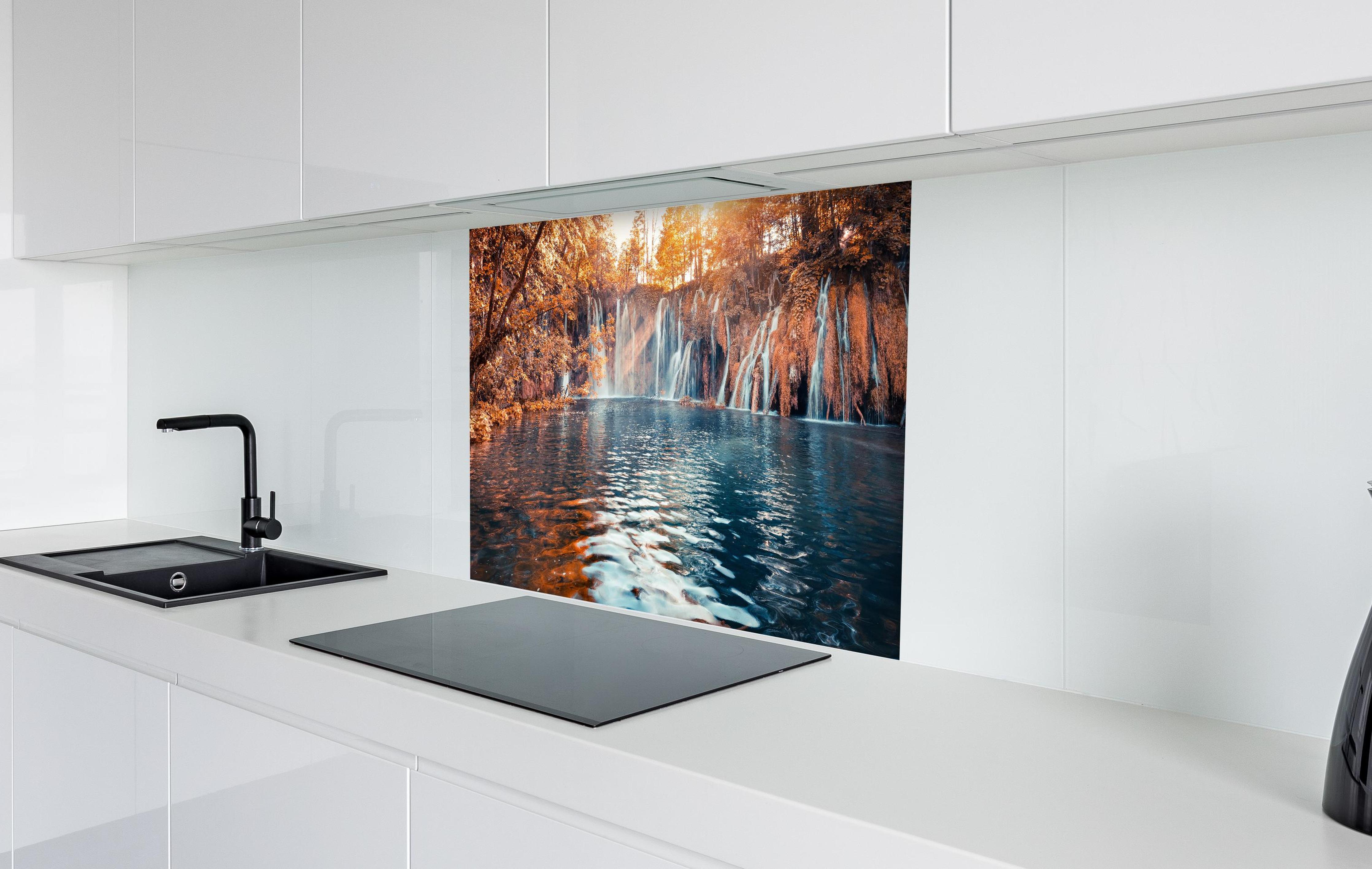 Spritzschutz - Wasserfall in Plitvice Nation bei Sonnenaufgang  in weißer Hochglanz-Küche hinter einem Cerankochfeld