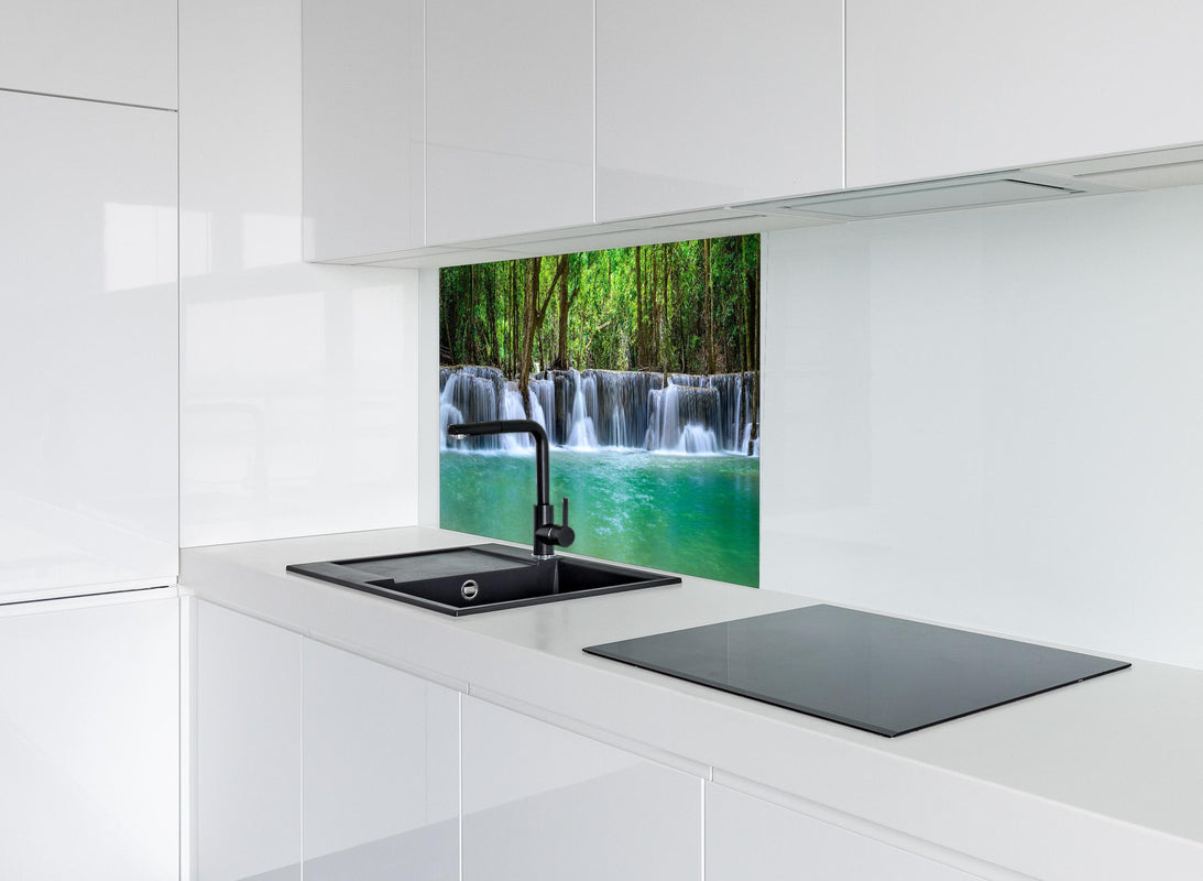 Spritzschutz - Wasserfall tief im tropischen Wald hinter modernem schwarz-matten Spülbecken in weißer Hochglanz-Küche