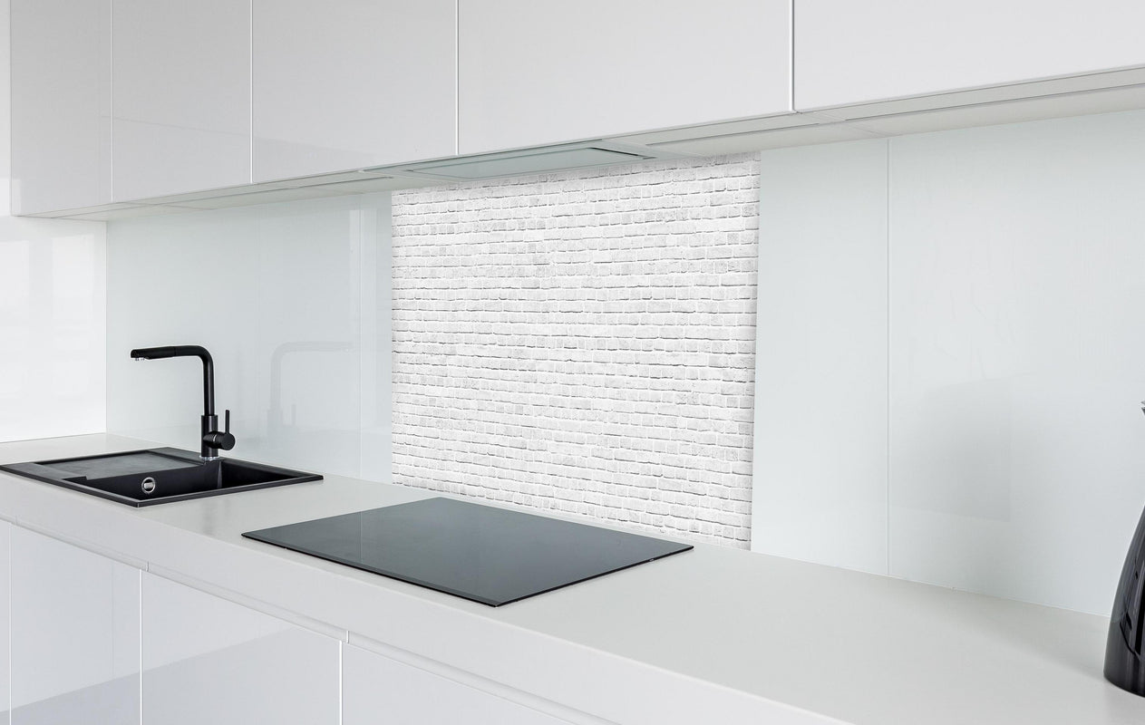 Spritzschutz - Weiß-Graue Backsteinmauer  in weißer Hochglanz-Küche hinter einem Cerankochfeld