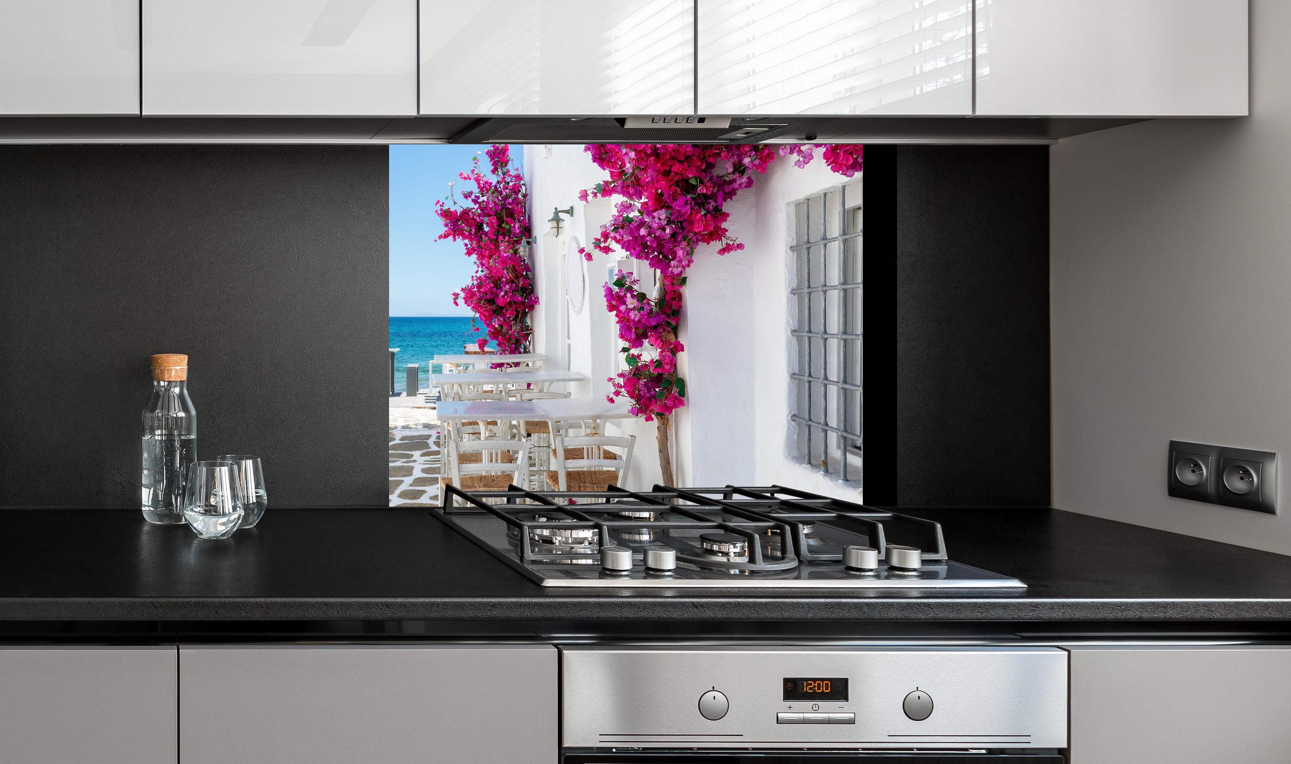 Spritzschutz - Weiße Gasse mit Oleander Blumen in Mykonos an edler Anthrazit-Wand hinter silbernem Gasherd