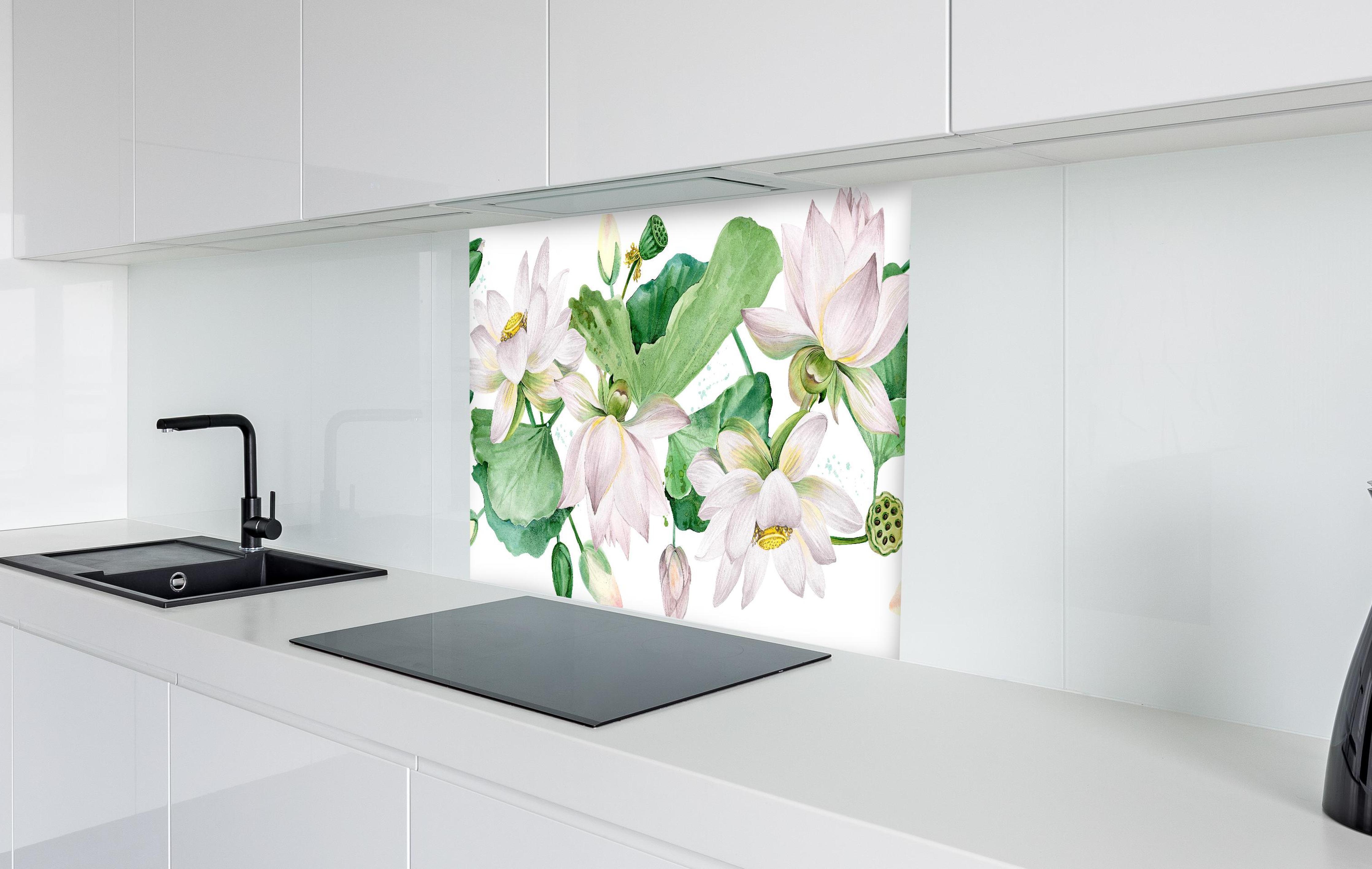 Spritzschutz - Weiße Lotusblumen - nahtlose Muster  in weißer Hochglanz-Küche hinter einem Cerankochfeld
