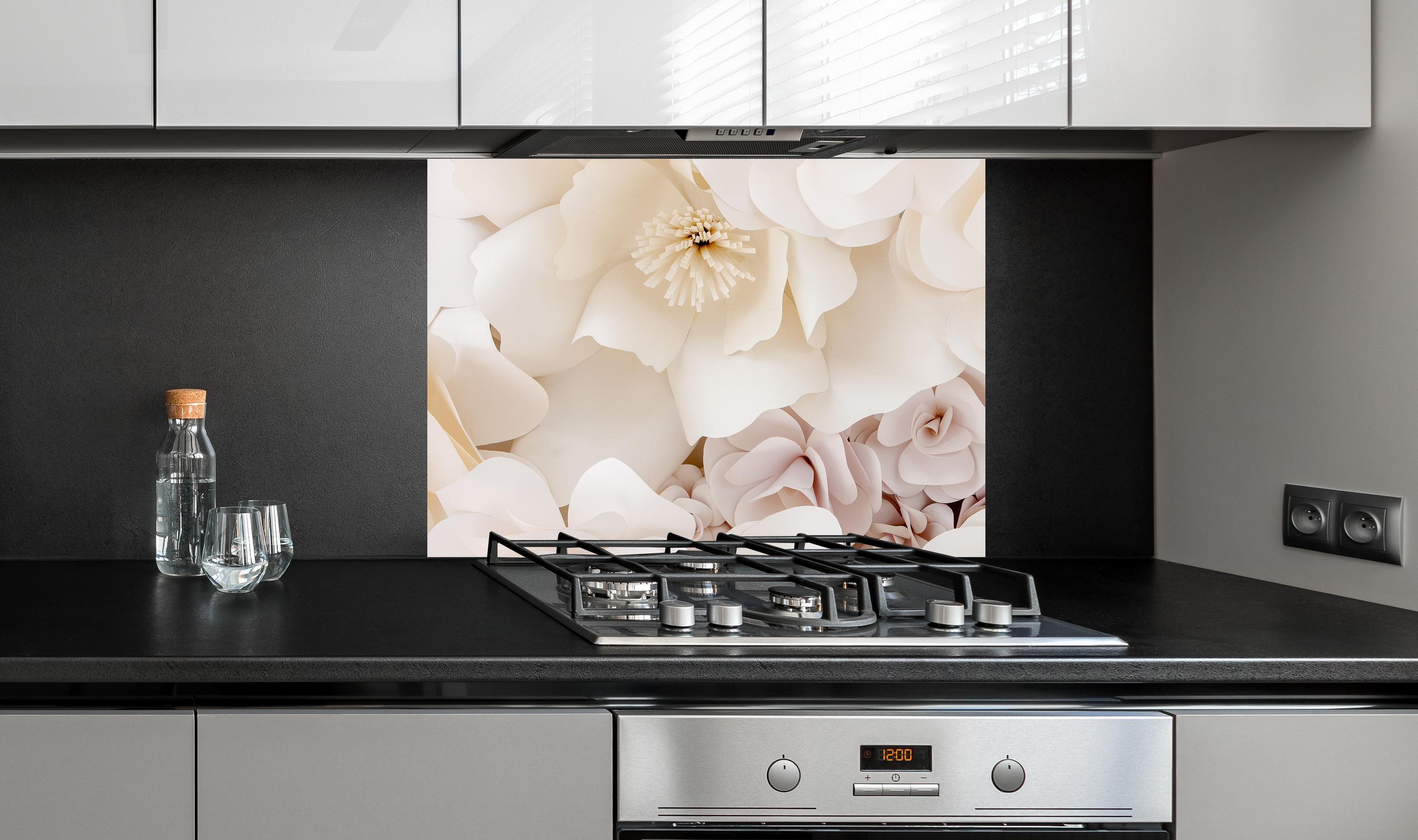 Spritzschutz - Weiße Papierblumen an edler Anthrazit-Wand hinter silbernem Gasherd