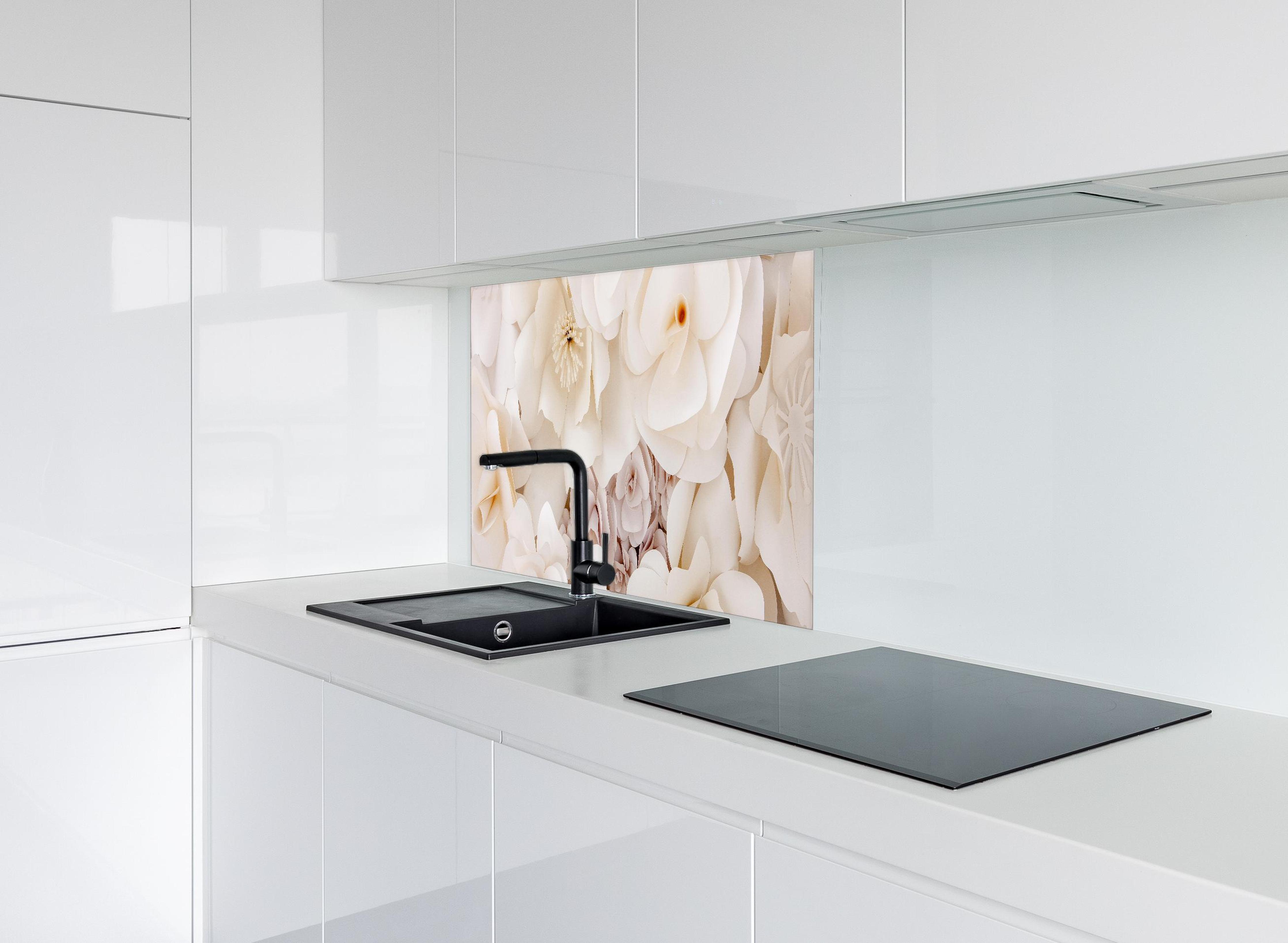 Spritzschutz - Weiße Papierblumen hinter modernem schwarz-matten Spülbecken in weißer Hochglanz-Küche