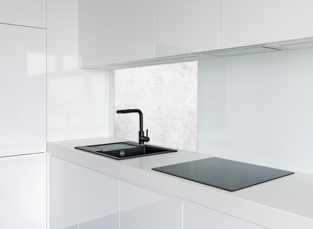 Spritzschutz - Weiße historische Betonwand hinter modernem schwarz-matten Spülbecken in weißer Hochglanz-Küche