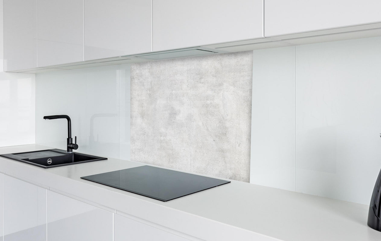 Spritzschutz - Weiße rissige Steinwand  in weißer Hochglanz-Küche hinter einem Cerankochfeld