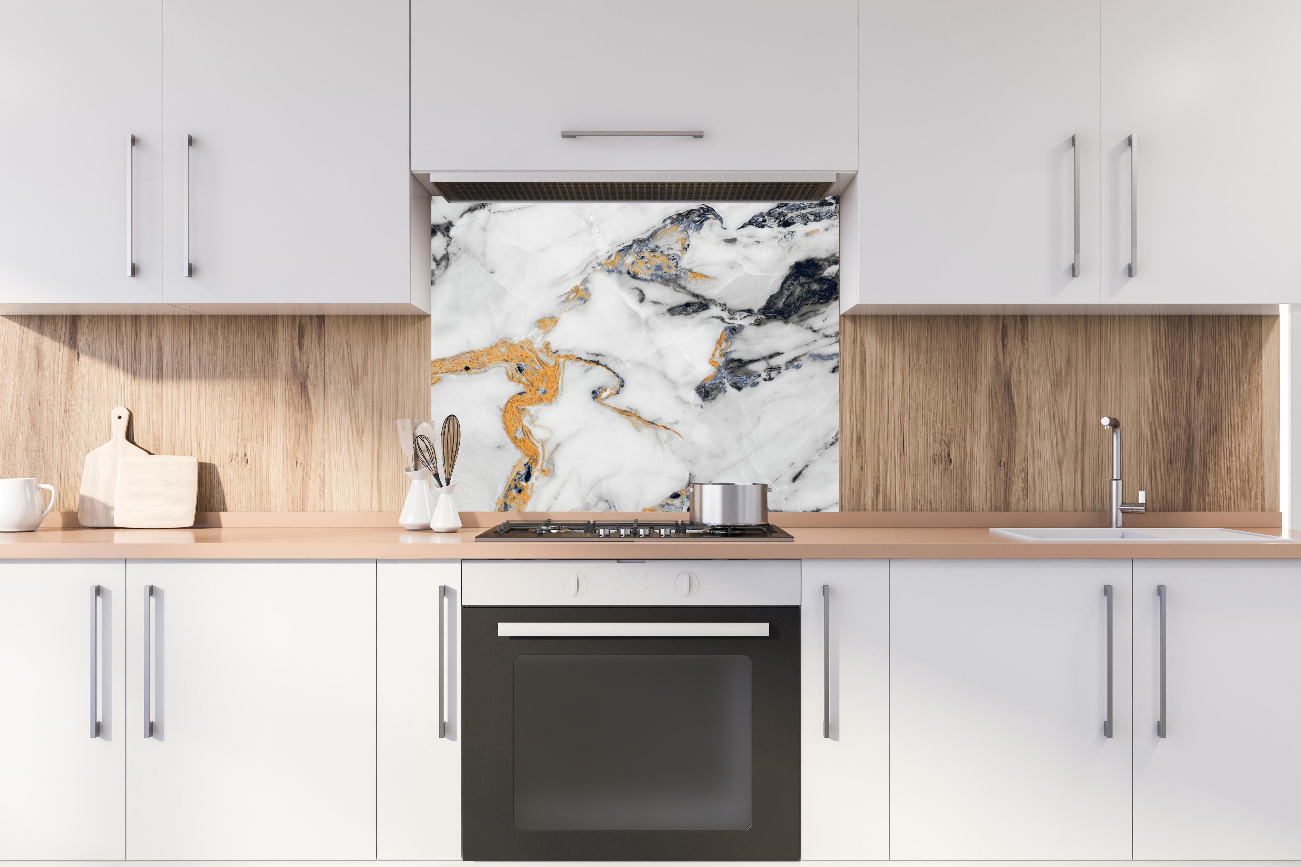 Spritzschutz - Weißer Carrara Statuario Marmor hinter stilvollem Gasherd unter Dunstabzugshaube