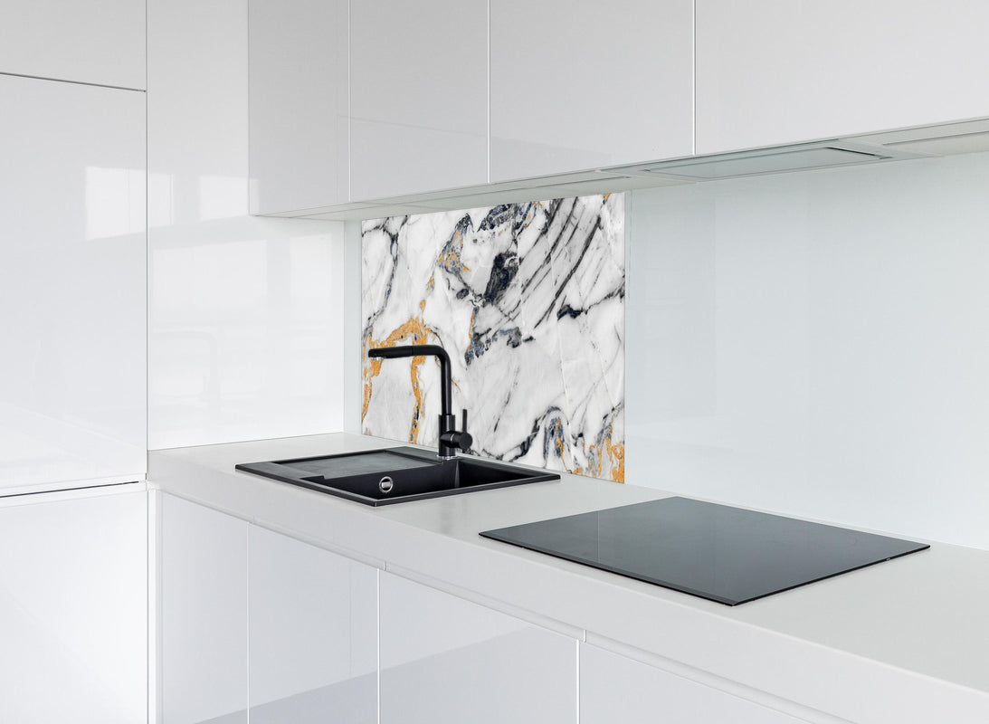 Spritzschutz - Weißer Carrara Statuario Marmor hinter modernem schwarz-matten Spülbecken in weißer Hochglanz-Küche