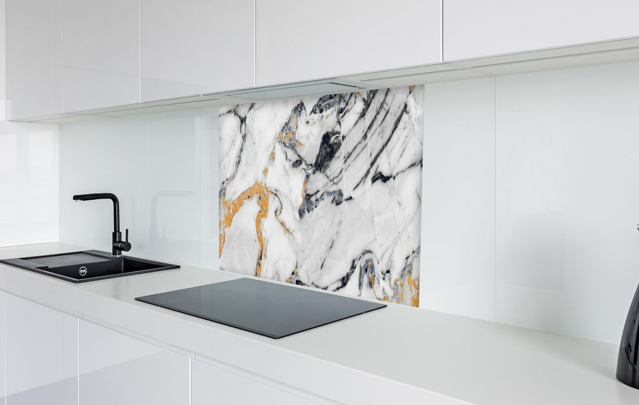 Spritzschutz - Weißer Carrara Statuario Marmor  in weißer Hochglanz-Küche hinter einem Cerankochfeld