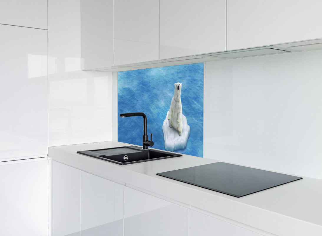 Spritzschutz - Weißer Eisbär treibend auf Eisscholle hinter modernem schwarz-matten Spülbecken in weißer Hochglanz-Küche