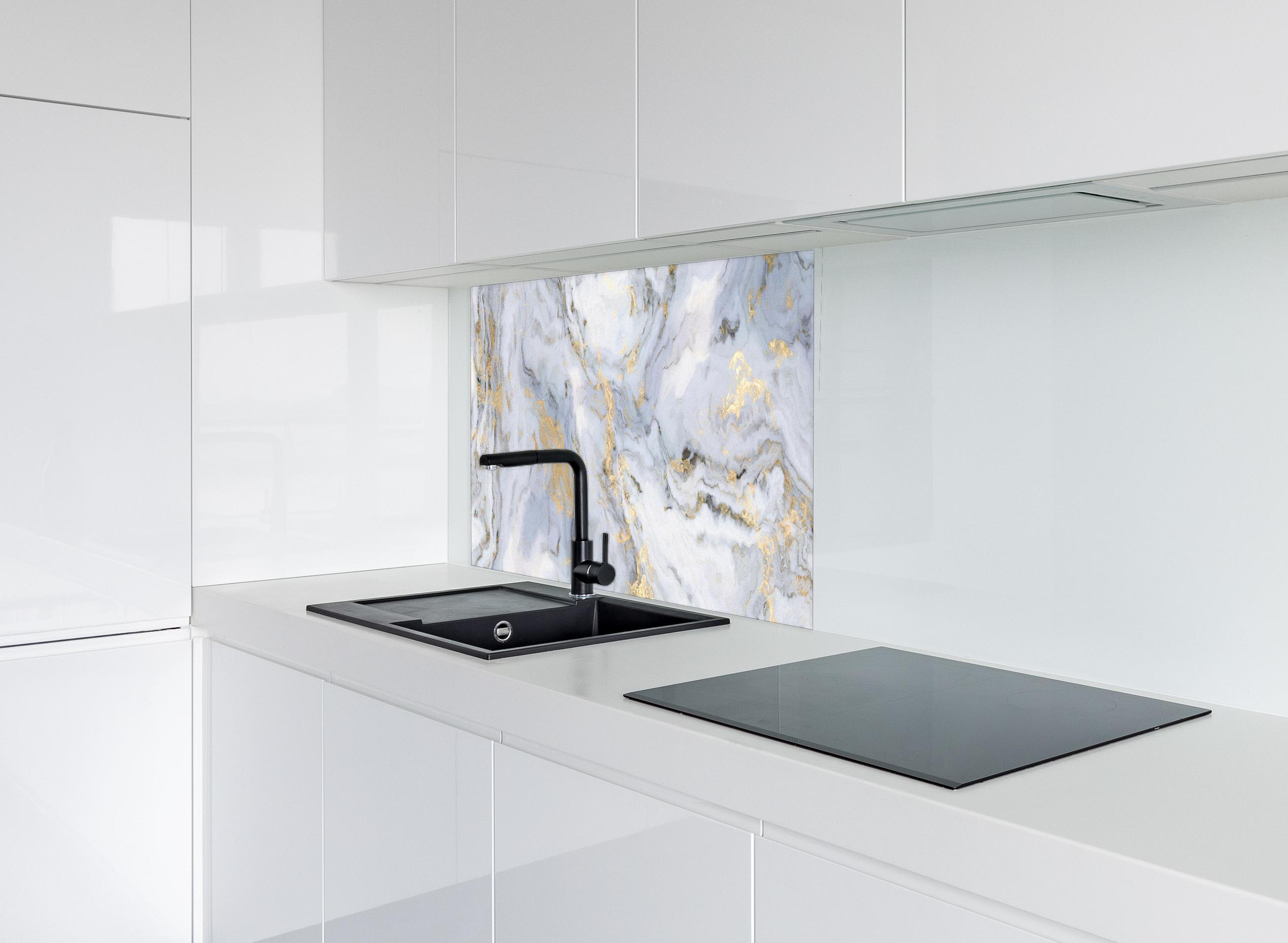Spritzschutz - Weißer Marmor mit Goldelementen hinter modernem schwarz-matten Spülbecken in weißer Hochglanz-Küche