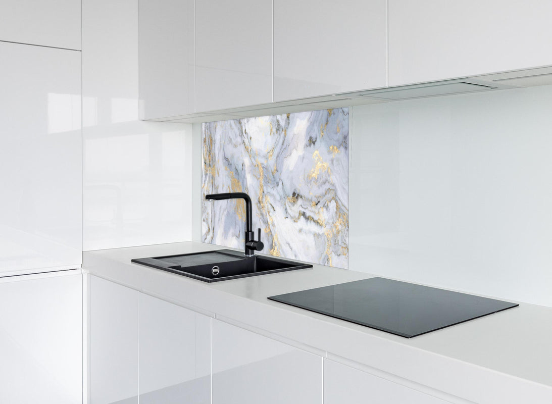 Spritzschutz - Weißer Marmor mit Goldelementen hinter modernem schwarz-matten Spülbecken in weißer Hochglanz-Küche