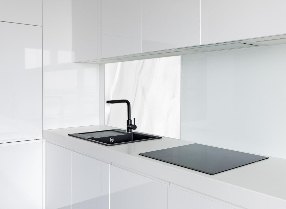 Spritzschutz - Weißer polierter Marmor hinter modernem schwarz-matten Spülbecken in weißer Hochglanz-Küche