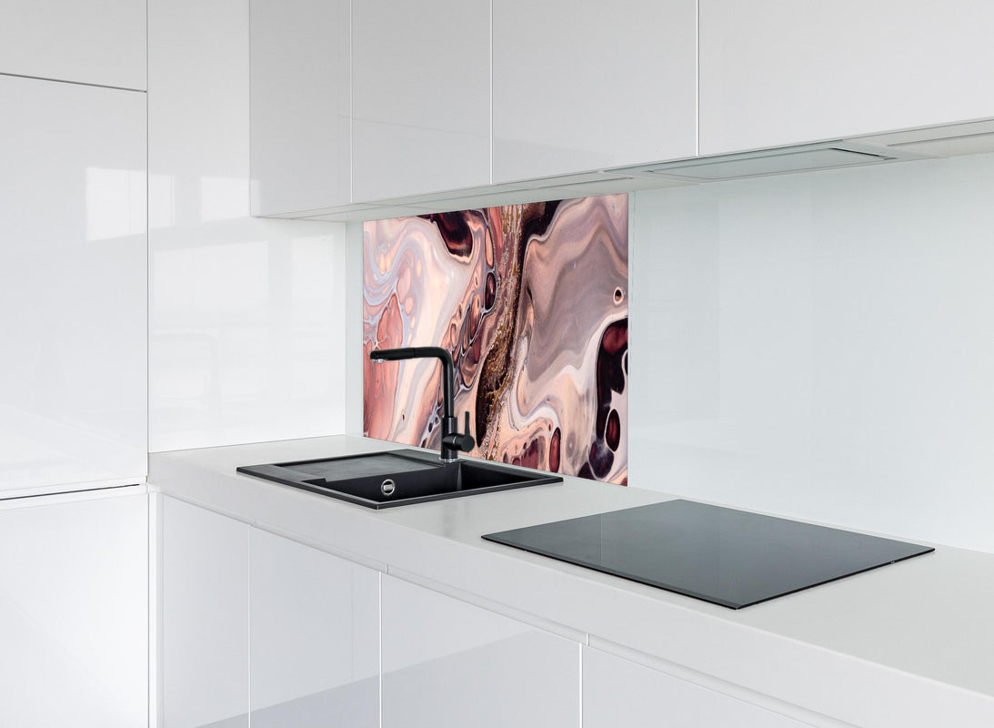 Spritzschutz - Wellen und Blasen - Acryl-Flüssigkunst hinter modernem schwarz-matten Spülbecken in weißer Hochglanz-Küche