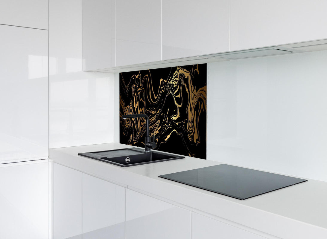 Spritzschutz - Wellenartiges dunkles goldenes Muster hinter modernem schwarz-matten Spülbecken in weißer Hochglanz-Küche
