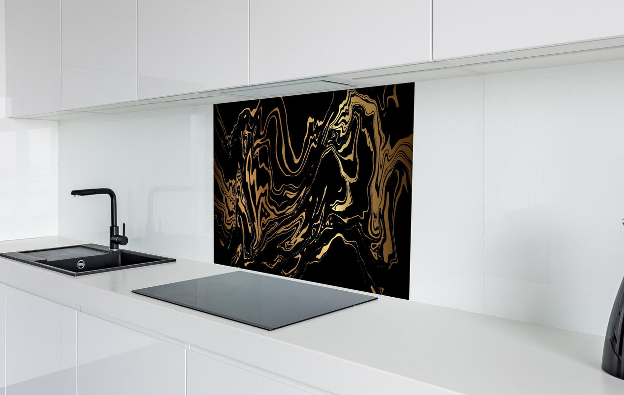 Spritzschutz - Wellenartiges dunkles goldenes Muster  in weißer Hochglanz-Küche hinter einem Cerankochfeld