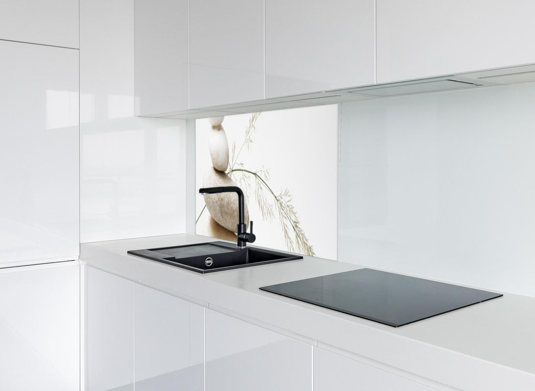 Spritzschutz - Wellness-Stillleben hinter modernem schwarz-matten Spülbecken in weißer Hochglanz-Küche