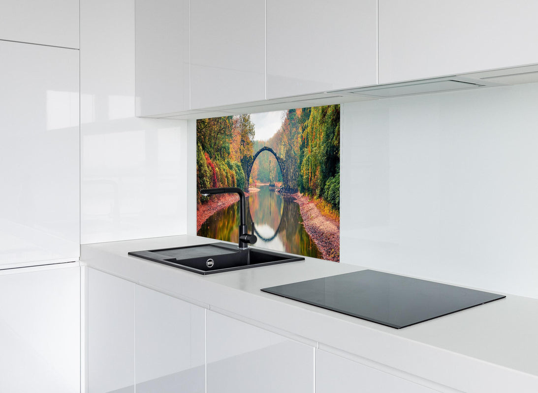Spritzschutz - Wunderschöner Blick auf Azaleen hinter modernem schwarz-matten Spülbecken in weißer Hochglanz-Küche