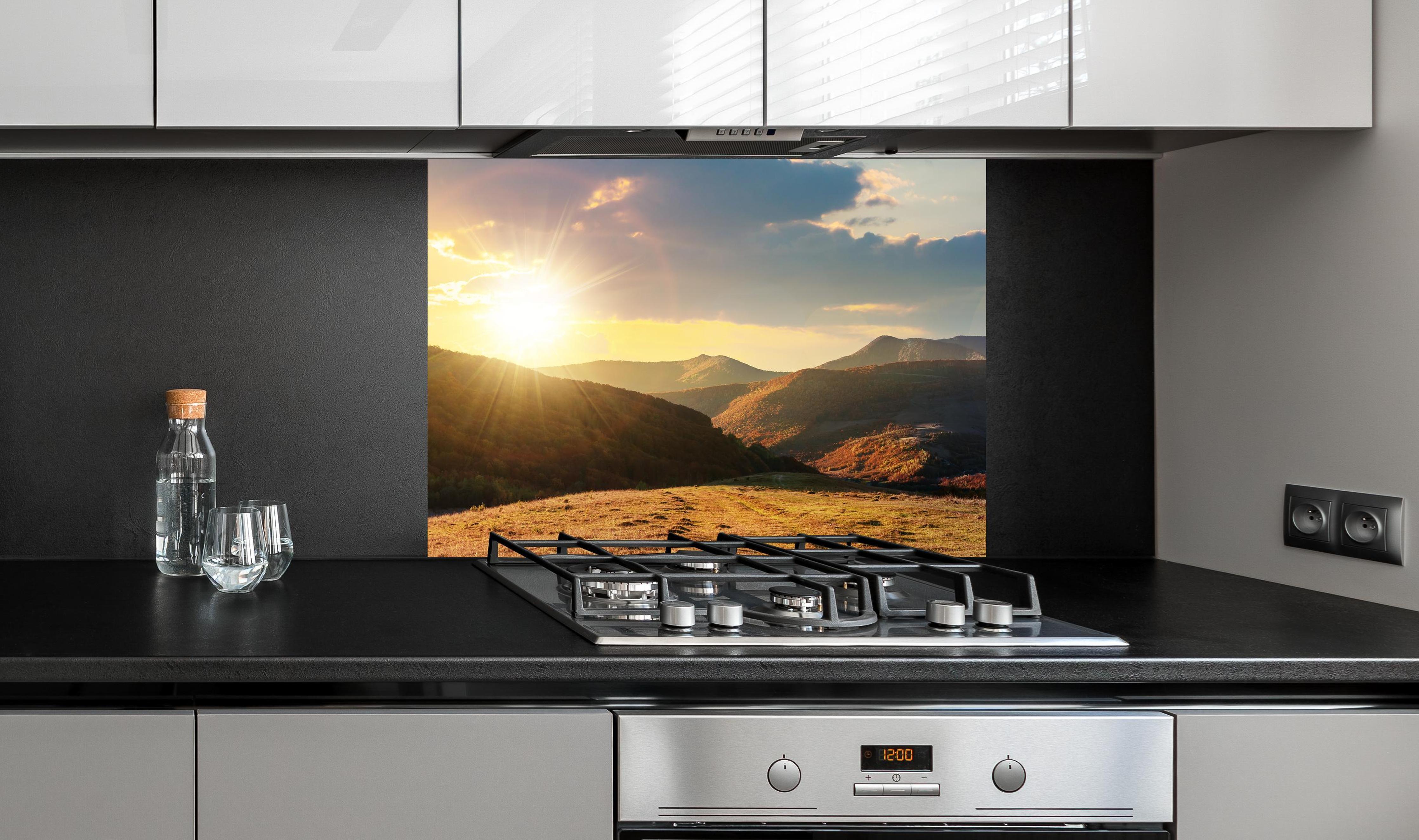 Spritzschutz - Wunderschönes Panorama eines Bergkamms an edler Anthrazit-Wand hinter silbernem Gasherd