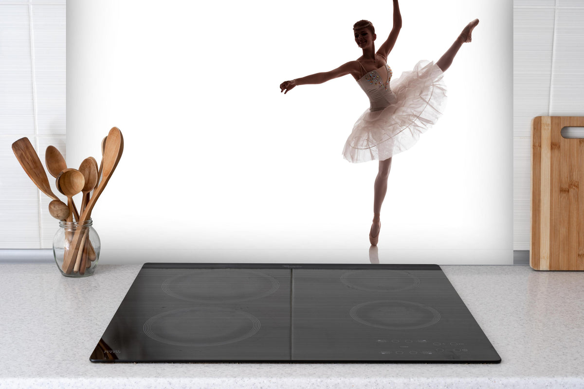 Spritzschutz - Wundervolle Ballerina hinter einem Cerankochfeld zwischen Holz-Kochutensilien

