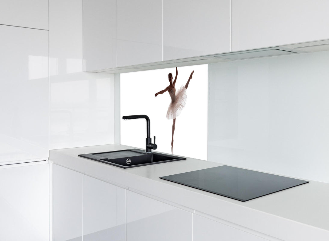 Spritzschutz - Wundervolle Ballerina hinter modernem schwarz-matten Spülbecken in weißer Hochglanz-Küche