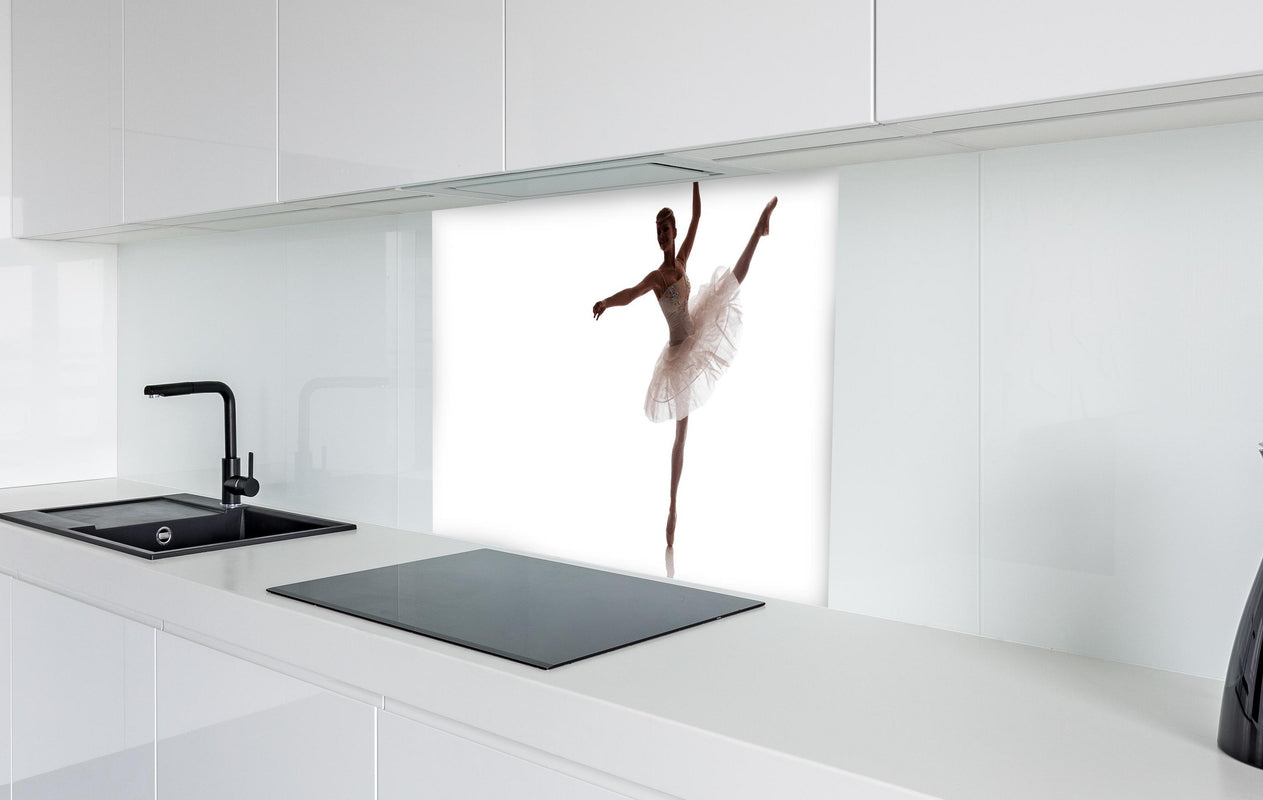 Spritzschutz - Wundervolle Ballerina  in weißer Hochglanz-Küche hinter einem Cerankochfeld