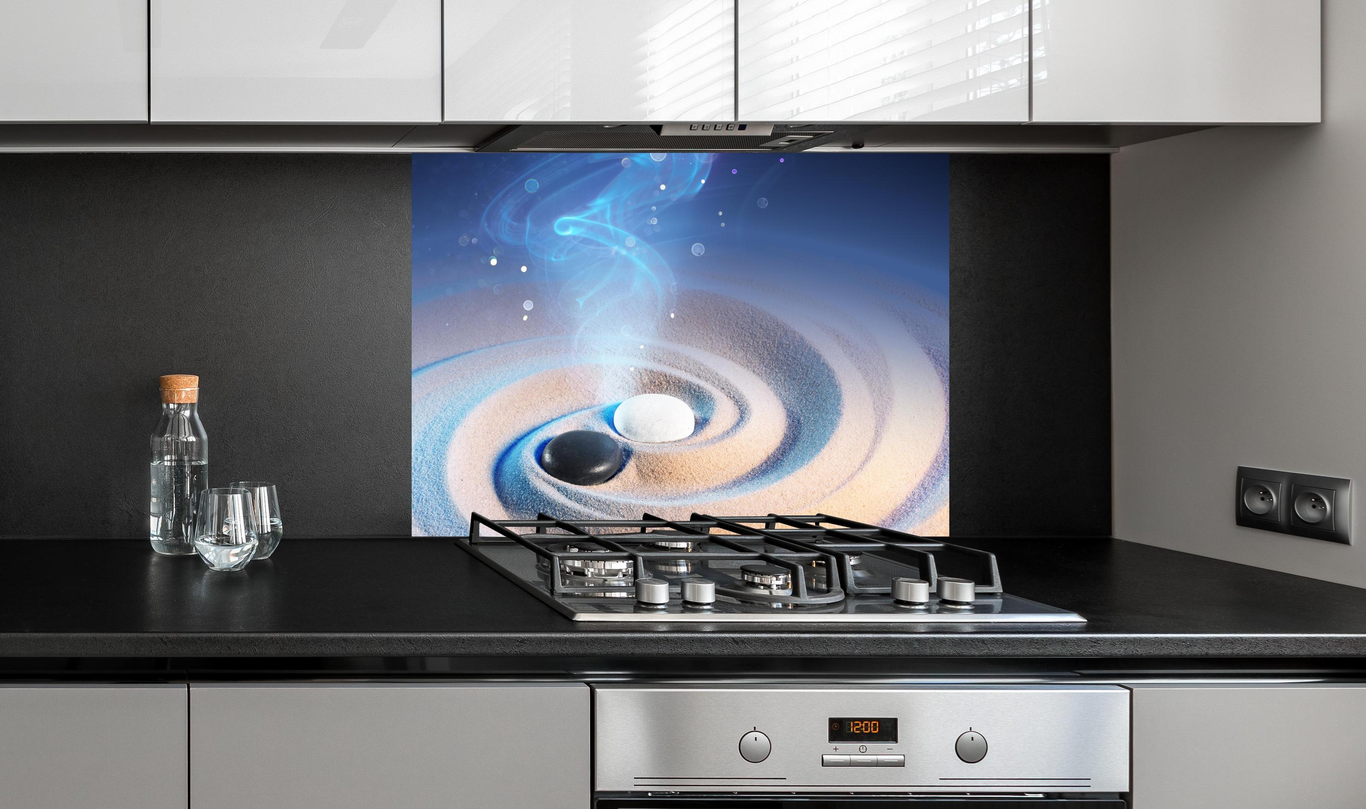 Spritzschutz - Yin und Yang Steine im Sand an edler Anthrazit-Wand hinter silbernem Gasherd