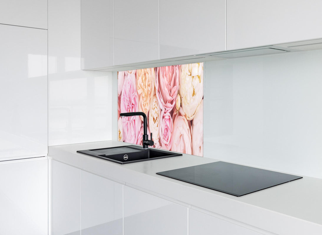 Spritzschutz - Zarte blühende Rosen hinter modernem schwarz-matten Spülbecken in weißer Hochglanz-Küche