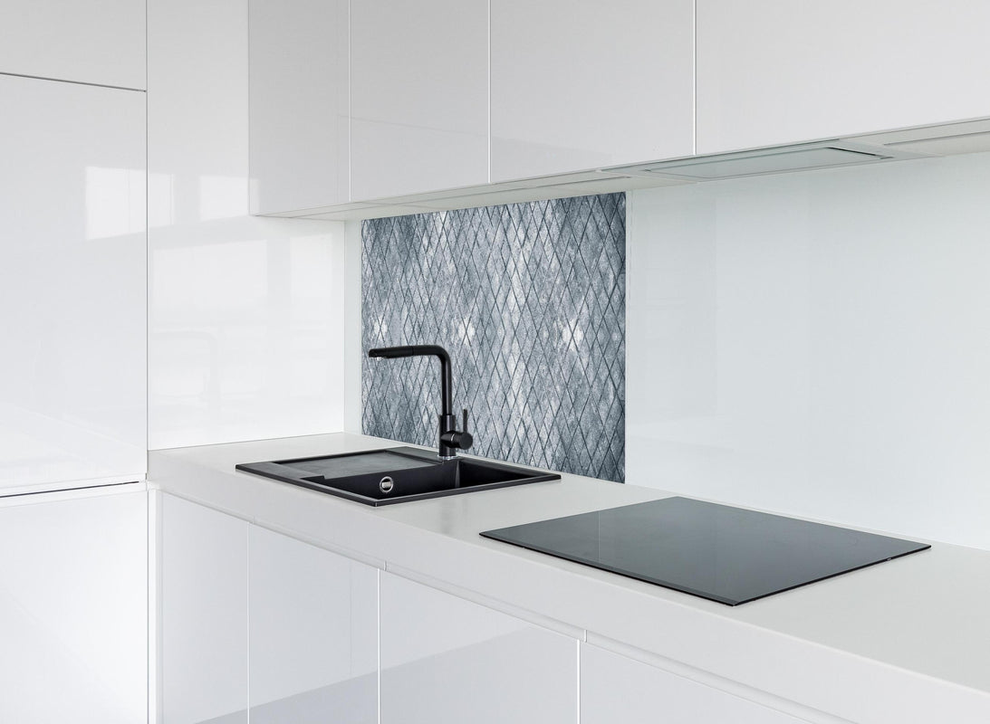Spritzschutz - Zement oberflächen Textur von Beton hinter modernem schwarz-matten Spülbecken in weißer Hochglanz-Küche