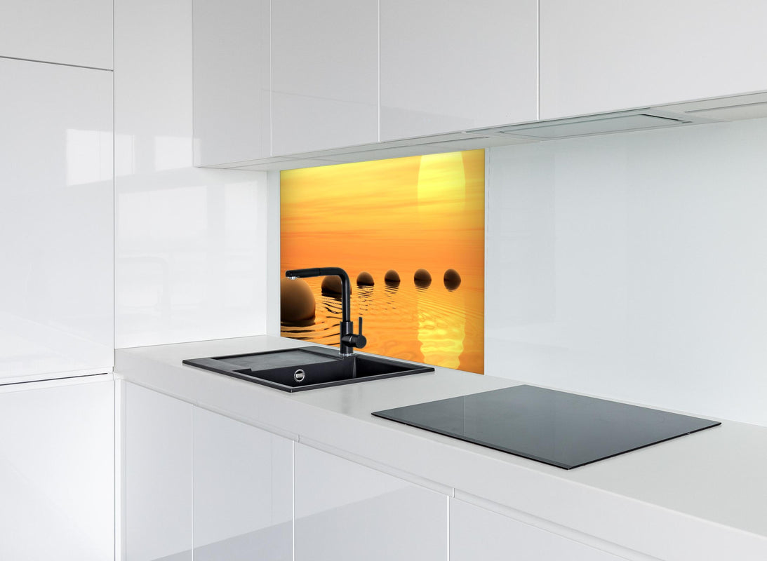 Spritzschutz - Zen-Pfad aus Steinen bei endlosem Sonnenuntergang  hinter modernem schwarz-matten Spülbecken in weißer Hochglanz-Küche