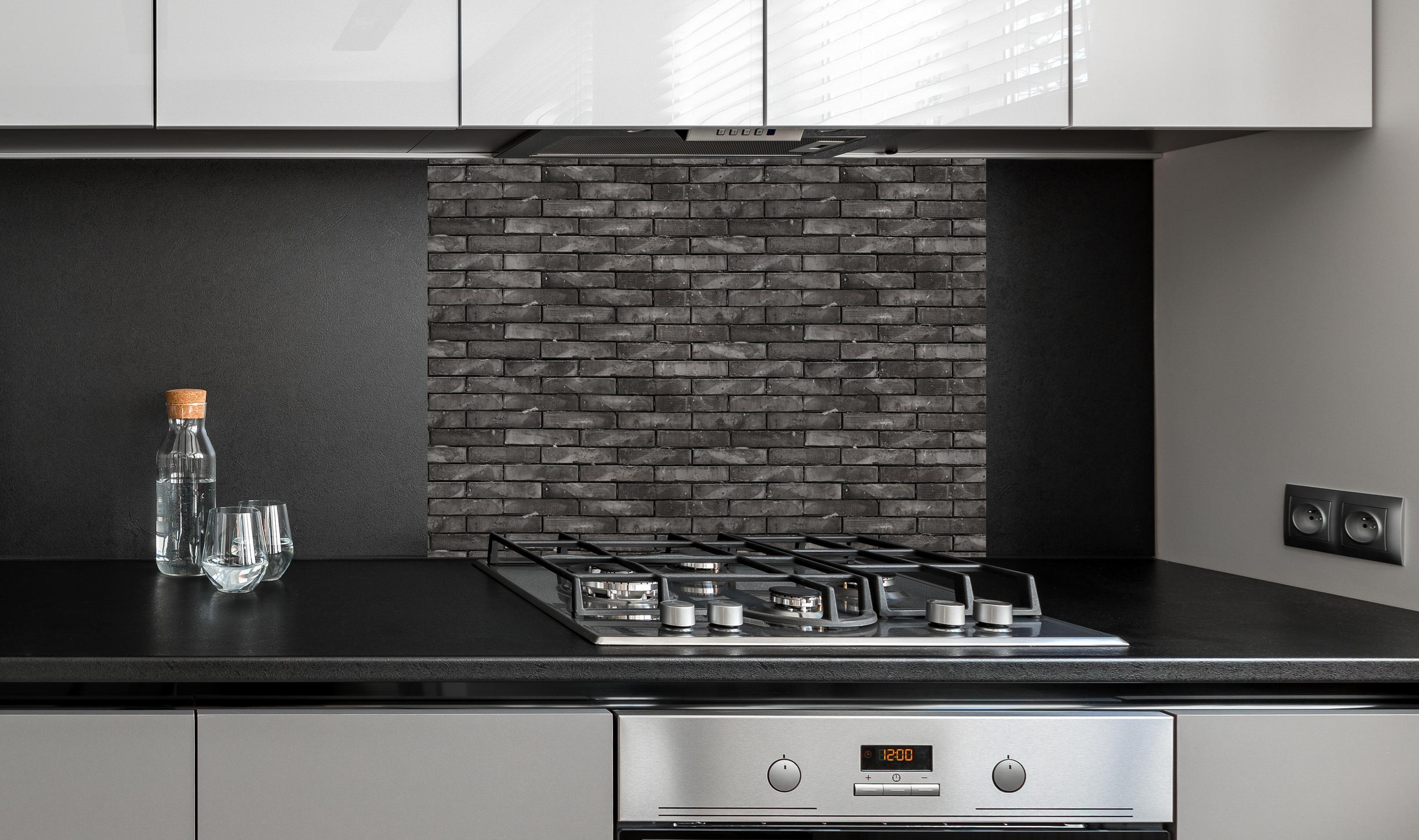 Spritzschutz - Ziegelmauer im Grunge-Stil an edler Anthrazit-Wand hinter silbernem Gasherd