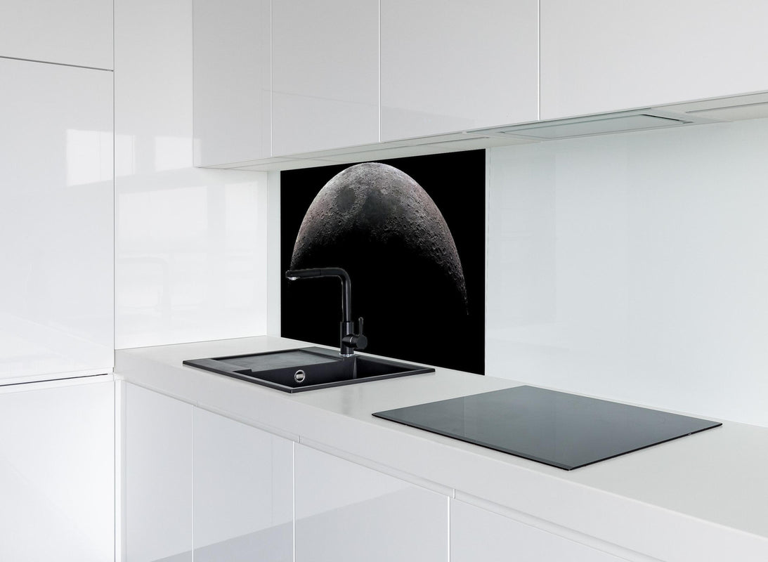 Spritzschutz - Zunehmenden Mondsichel im Weltraum hinter modernem schwarz-matten Spülbecken in weißer Hochglanz-Küche