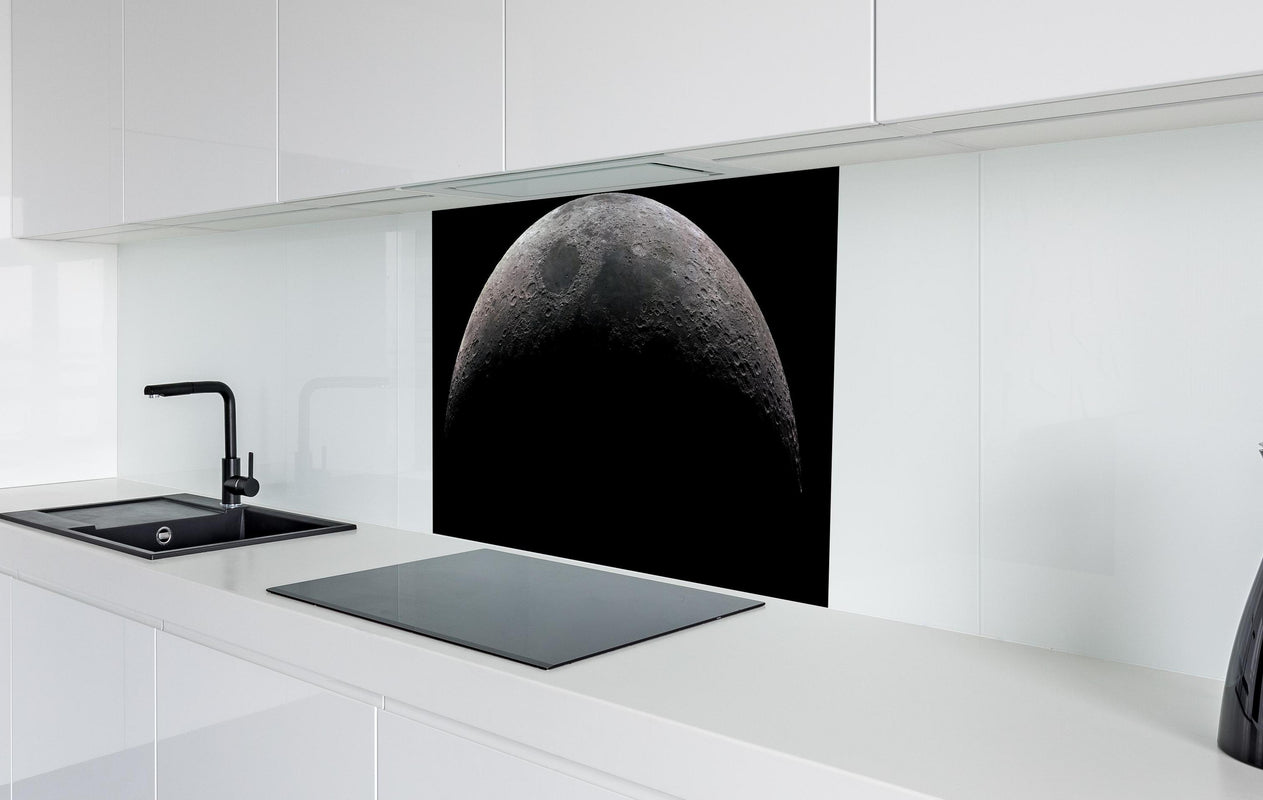 Spritzschutz - Zunehmenden Mondsichel im Weltraum  in weißer Hochglanz-Küche hinter einem Cerankochfeld