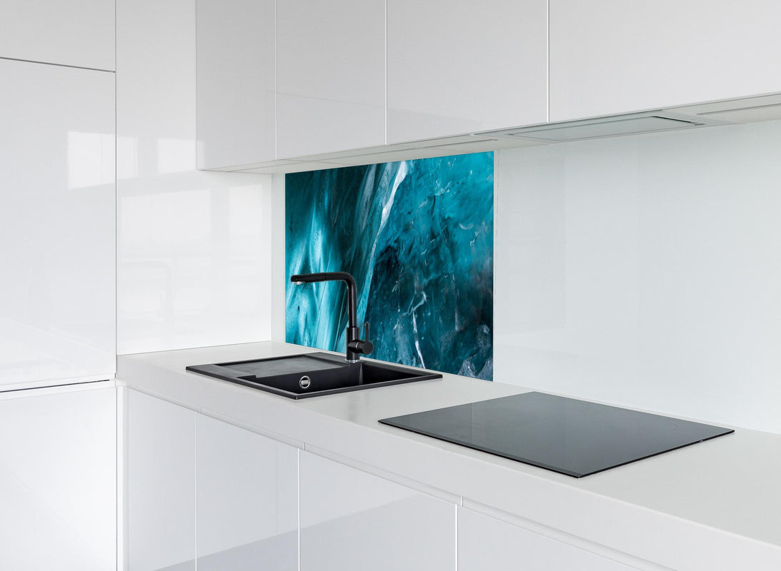 Spritzschutz - abstrakte Eis-Komposition hinter modernem schwarz-matten Spülbecken in weißer Hochglanz-Küche