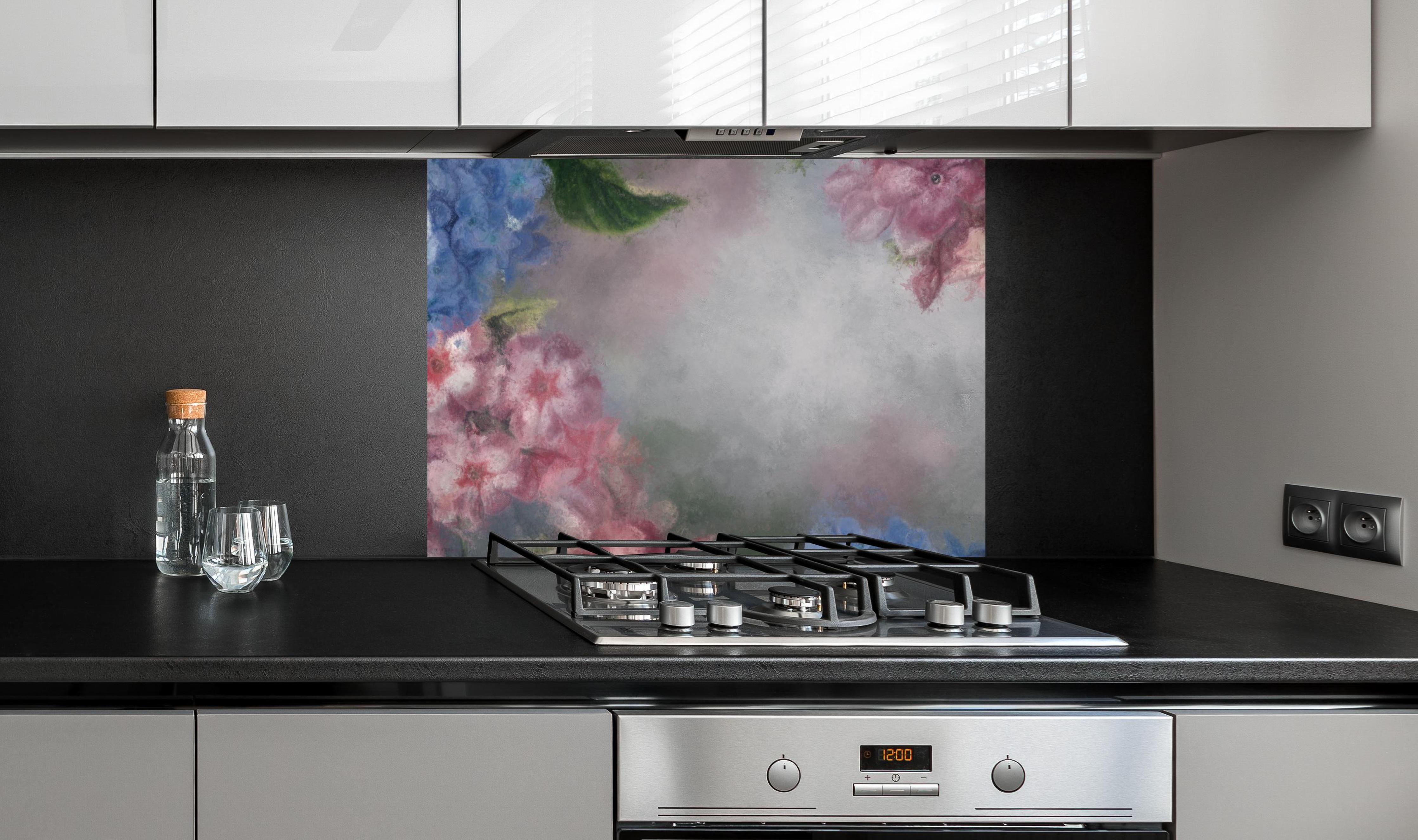 Spritzschutz - antiquarisches Blumengemälde an edler Anthrazit-Wand hinter silbernem Gasherd